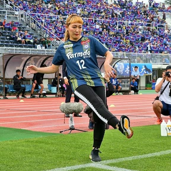 ザスパクサツ群馬さんのインスタグラム写真 - (ザスパクサツ群馬Instagram)「. 【群馬県オールスバルスペシャルマッチ開催🚙✨】. . 昨日のキックインセレモニーは、急遽プライベートで来場してくれたサッカー元日本代表の #丸山桂里奈 さん⚽✨ スバルの車を日頃から愛用している縁で、駆け付けてくれました🚙💨 意外にも⁉️キックインセレモニーは初めてとのこと。 そして、ハーフタイムにボールの投げ込みを手伝ってくれたのは、群馬県女子サッカーリーグ1部に所属する #太田レディースSC の皆さん‼️丸山さんと一緒にハーフタイムを盛り上げてくれました⚽ . 昨日は、入場時に来場者へプレゼントした「躍動スローガンタオル」をスタンドにいる方々が持ってスタジアムも青く染まりました🎶 スバル関係各社の皆様、ありがとうございました‼️ . 太田レディースSC ⏩http://ota-lsc.com . #SUBARU #ザスパクサツ群馬 #thespa #jleague #Jリーグ  @karinamaruyama」6月10日 19時42分 - thespakusatsugunma_official