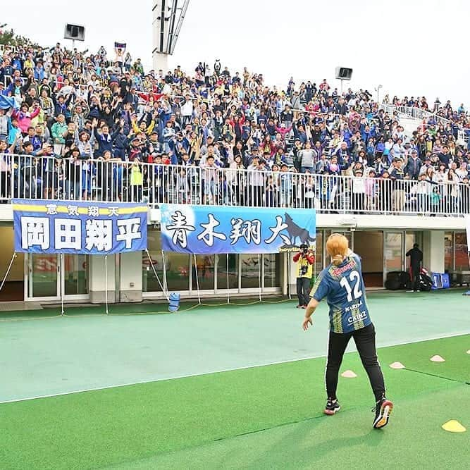 ザスパクサツ群馬さんのインスタグラム写真 - (ザスパクサツ群馬Instagram)「. 【群馬県オールスバルスペシャルマッチ開催🚙✨】. . 昨日のキックインセレモニーは、急遽プライベートで来場してくれたサッカー元日本代表の #丸山桂里奈 さん⚽✨ スバルの車を日頃から愛用している縁で、駆け付けてくれました🚙💨 意外にも⁉️キックインセレモニーは初めてとのこと。 そして、ハーフタイムにボールの投げ込みを手伝ってくれたのは、群馬県女子サッカーリーグ1部に所属する #太田レディースSC の皆さん‼️丸山さんと一緒にハーフタイムを盛り上げてくれました⚽ . 昨日は、入場時に来場者へプレゼントした「躍動スローガンタオル」をスタンドにいる方々が持ってスタジアムも青く染まりました🎶 スバル関係各社の皆様、ありがとうございました‼️ . 太田レディースSC ⏩http://ota-lsc.com . #SUBARU #ザスパクサツ群馬 #thespa #jleague #Jリーグ  @karinamaruyama」6月10日 19時42分 - thespakusatsugunma_official