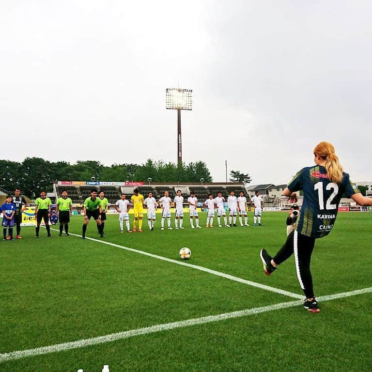 ザスパクサツ群馬さんのインスタグラム写真 - (ザスパクサツ群馬Instagram)「. 【群馬県オールスバルスペシャルマッチ開催🚙✨】. . 昨日のキックインセレモニーは、急遽プライベートで来場してくれたサッカー元日本代表の #丸山桂里奈 さん⚽✨ スバルの車を日頃から愛用している縁で、駆け付けてくれました🚙💨 意外にも⁉️キックインセレモニーは初めてとのこと。 そして、ハーフタイムにボールの投げ込みを手伝ってくれたのは、群馬県女子サッカーリーグ1部に所属する #太田レディースSC の皆さん‼️丸山さんと一緒にハーフタイムを盛り上げてくれました⚽ . 昨日は、入場時に来場者へプレゼントした「躍動スローガンタオル」をスタンドにいる方々が持ってスタジアムも青く染まりました🎶 スバル関係各社の皆様、ありがとうございました‼️ . 太田レディースSC ⏩http://ota-lsc.com . #SUBARU #ザスパクサツ群馬 #thespa #jleague #Jリーグ  @karinamaruyama」6月10日 19時42分 - thespakusatsugunma_official