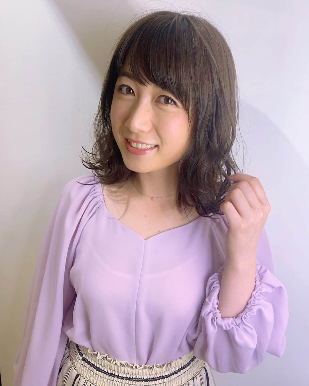 上山真未さんのインスタグラム写真 - (上山真未Instagram)「週末は美容室へ🌼 トーンをおとして、アッシュカラーをいれてもらいました(^^) 今週もがんばりましょ〜♪ @taikiiiiing  #上山真未 #axis_girl」6月10日 19時50分 - ueyama_mami