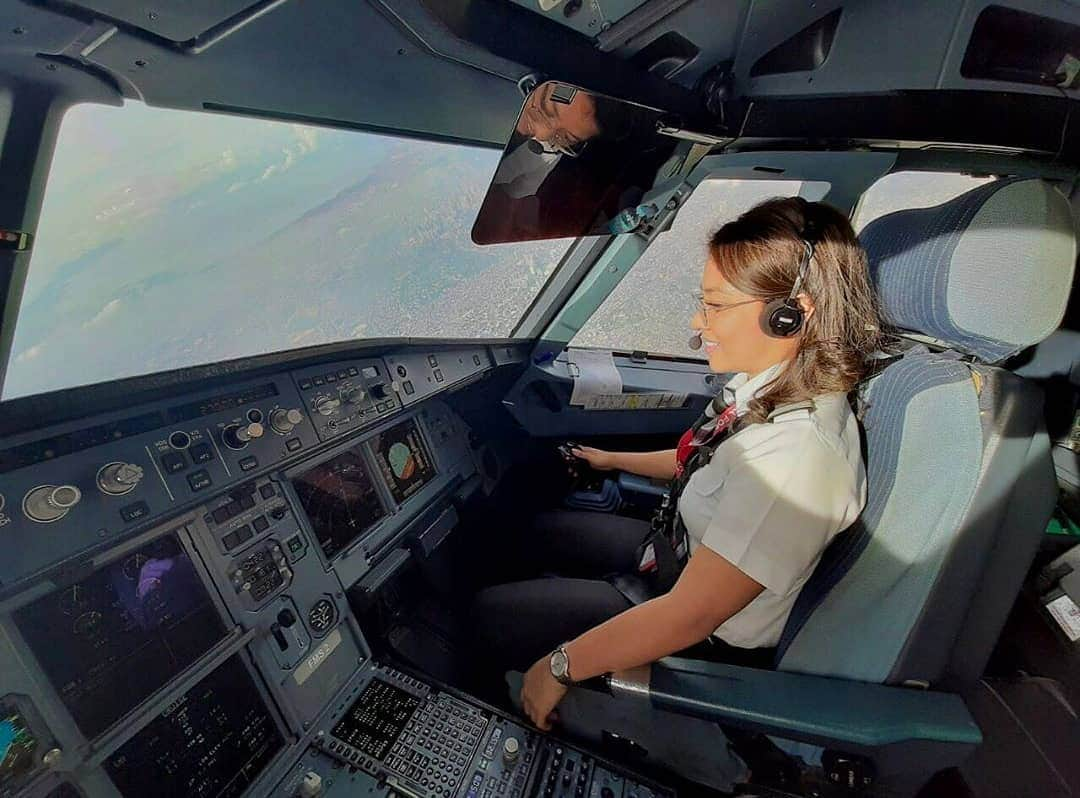 エアアジアさんのインスタグラム写真 - (エアアジアInstagram)「Work hard, fly high, and make your dreams take flight. Happy Monday! ✈️ #MotivationMondayswithAirAsia __________ Photo by @filipinapilotchezka」6月10日 20時01分 - airasiasuperapp