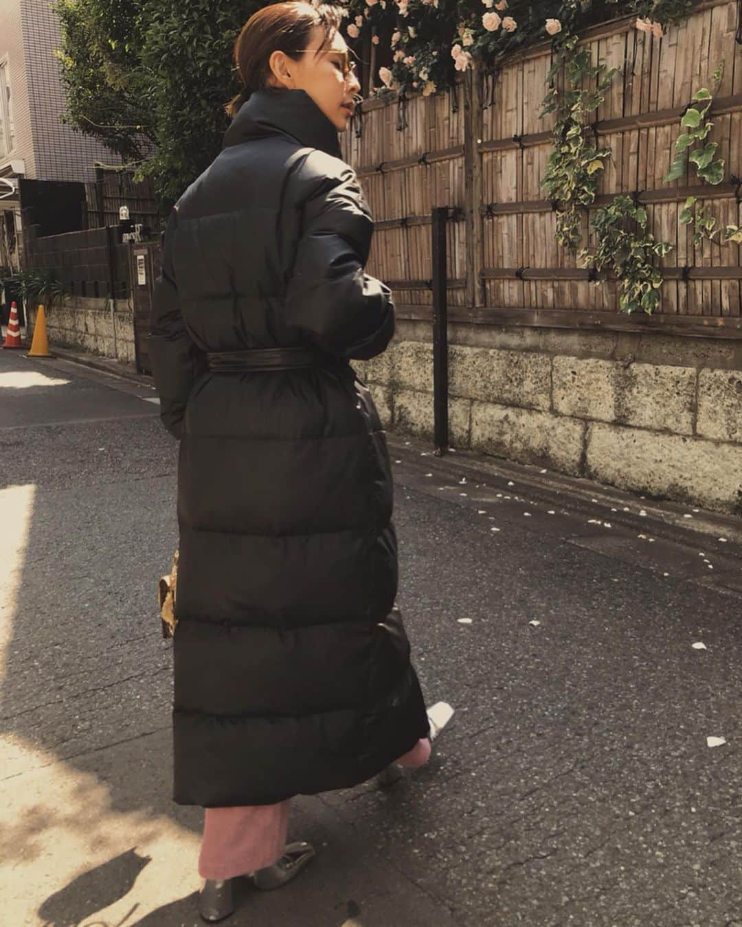 黒石奈央子さんのインスタグラム写真 - (黒石奈央子Instagram)「AMERI AW ふく . STAND COLLAR DOWN JK ¥33300+tax TAILORED ALL IN ONE ¥23100+tax  その他  AW .  今年はなんと、初めてナイロンのロングダウンを作りました！ 私自身軽いアウターが欲しくてロングダウンずっと可愛いの探してたんだけど、なかなか、なかったのでアメリで可愛いの作っちゃった😘 しかもフェイクレザーのベルト付き！ 私ももちろん即オーダーしたよ！ .  先行予約期間第2弾  6/20〜6/24 web & 心斎橋 6/20.21  代官山 6/22〜6/24  ルミネ  @ameri_shinjuku @amerivintage @ameri_daikanyama @ameri.shinsaibashi #ameri#amerivintage #fashion #coordinate#ootd#outfit#osanposnap #705_outfit #大人ファッション #大人コーディネート #大人スタイル #modestyle #modefashion#modecasual #2019autumnwinter#先行予約 #japonism」6月10日 19時54分 - blackstone705