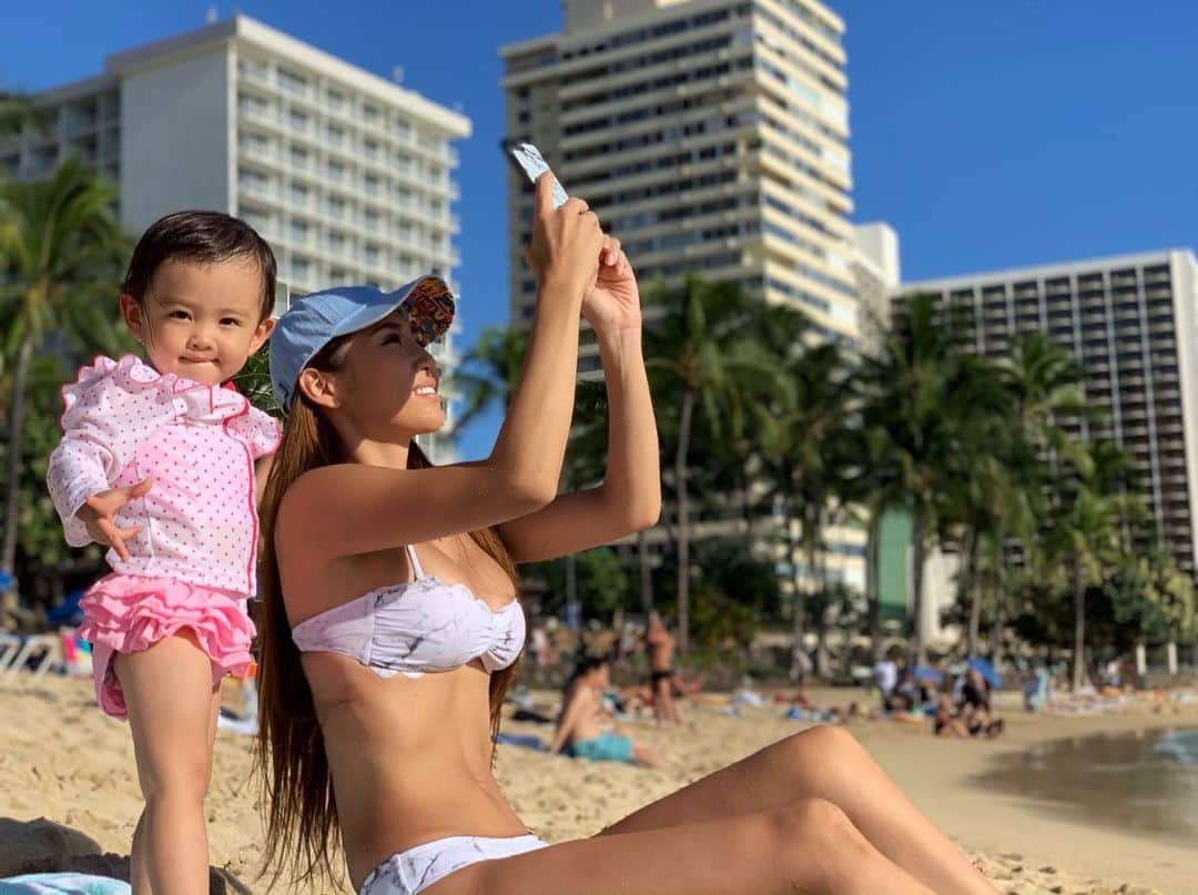 のインスタグラム：「. . 今日寒すぎる🥶 凜さんHawaiiで海デビューして全く怖がらず むしろ海もプールも大好き🏖⛱ 今年はたーくさん連れてってあげたいなぁ👧🏻 . けどさ、#ママあるある でさ 子供と一緒に海とかプール入ってると上半身焼けて 下半身というか胸下から焼けないよね😂🤣 肩と腕は絶対脱皮するww . . #swimwear #bikini #sexymom  #diet #momlife #workout #fitness #beauty  #beautifulgirls #hawaii #産後ダイエット #くびれづくり  #ママライフ #女の子ママ #美ボディ  #腹筋女子 #綺麗なママになりたい #172cm  #アラフォー #アラフォーママ #ママでも綺麗に  #ママさんと繋がりたい #メリハリbody #모델 #데리룩 #팔로우 #엄마 #데일리룩」