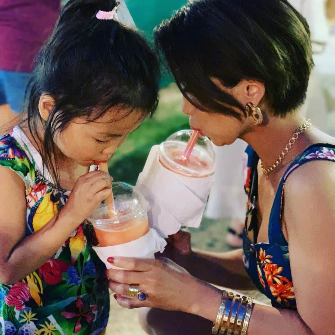 内藤陽子さんのインスタグラム写真 - (内藤陽子Instagram)「ナイトマーケットへ🌺 現地の人達が作った小物や、フードのお店がいっぱい🍗とにかくスムージーとココナッツジュースのお店が沢山あって、ほとんどの人がフレッシュスムージーを飲んでるよ🍹ココナッツ割りは観光客向けw 呆気にとられるニコさん😂 #ナイトマーケット #楽しい」6月10日 19時56分 - dadaflora