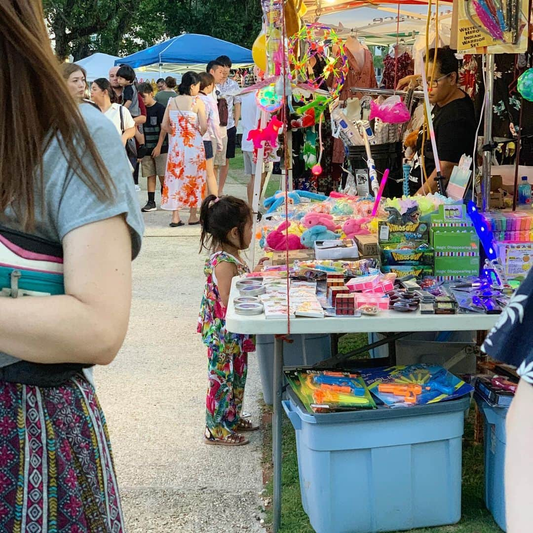 内藤陽子さんのインスタグラム写真 - (内藤陽子Instagram)「ナイトマーケットへ🌺 現地の人達が作った小物や、フードのお店がいっぱい🍗とにかくスムージーとココナッツジュースのお店が沢山あって、ほとんどの人がフレッシュスムージーを飲んでるよ🍹ココナッツ割りは観光客向けw 呆気にとられるニコさん😂 #ナイトマーケット #楽しい」6月10日 19時56分 - dadaflora