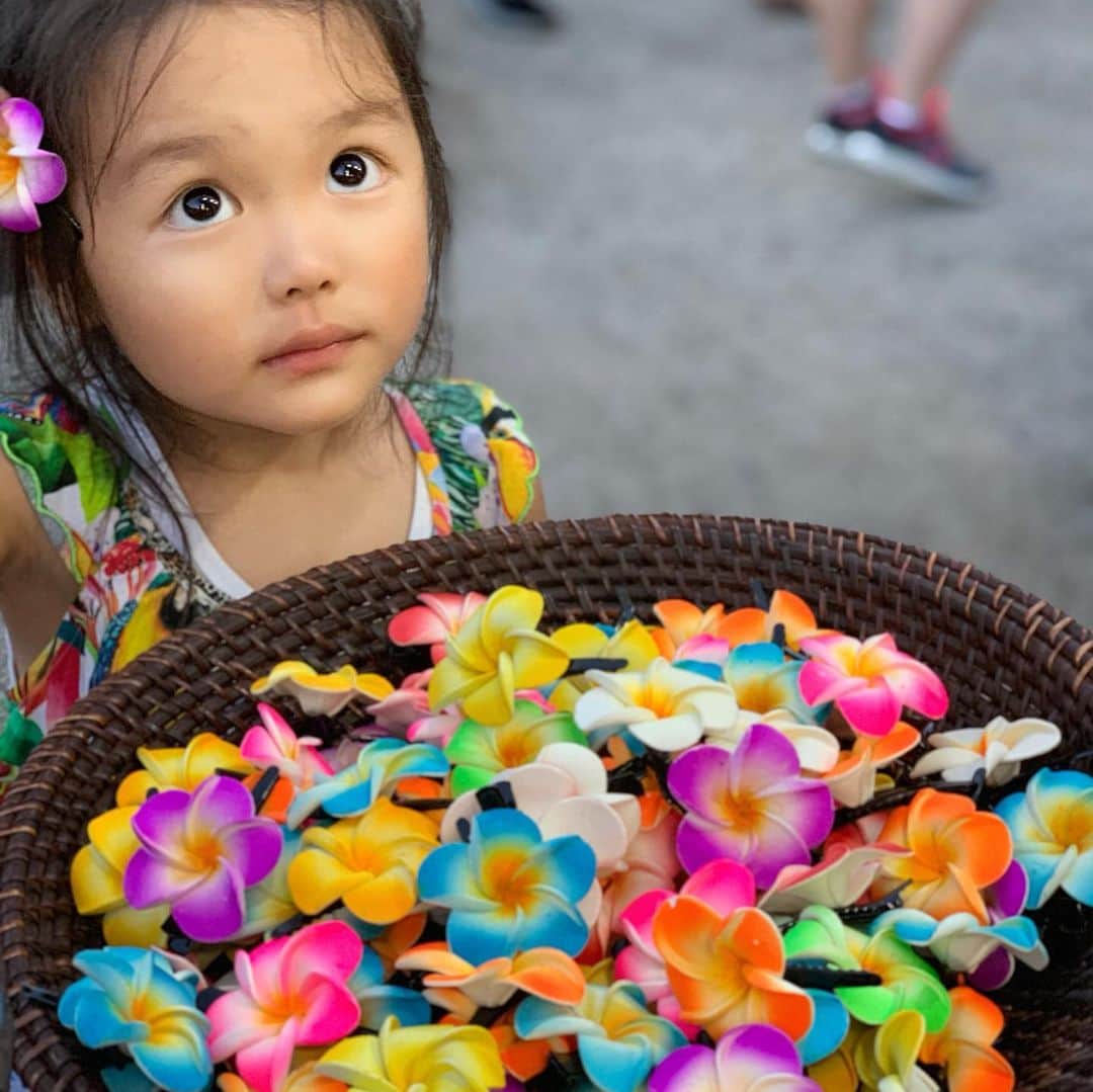 内藤陽子のインスタグラム：「ナイトマーケットへ🌺 現地の人達が作った小物や、フードのお店がいっぱい🍗とにかくスムージーとココナッツジュースのお店が沢山あって、ほとんどの人がフレッシュスムージーを飲んでるよ🍹ココナッツ割りは観光客向けw 呆気にとられるニコさん😂 #ナイトマーケット #楽しい」