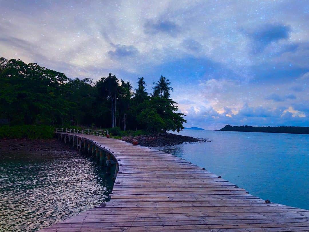 イユエリンのインスタグラム：「I have no memory of my head. But today's sky and wind that I woke up the memory of emotions. Very good day to walk at night🌙」