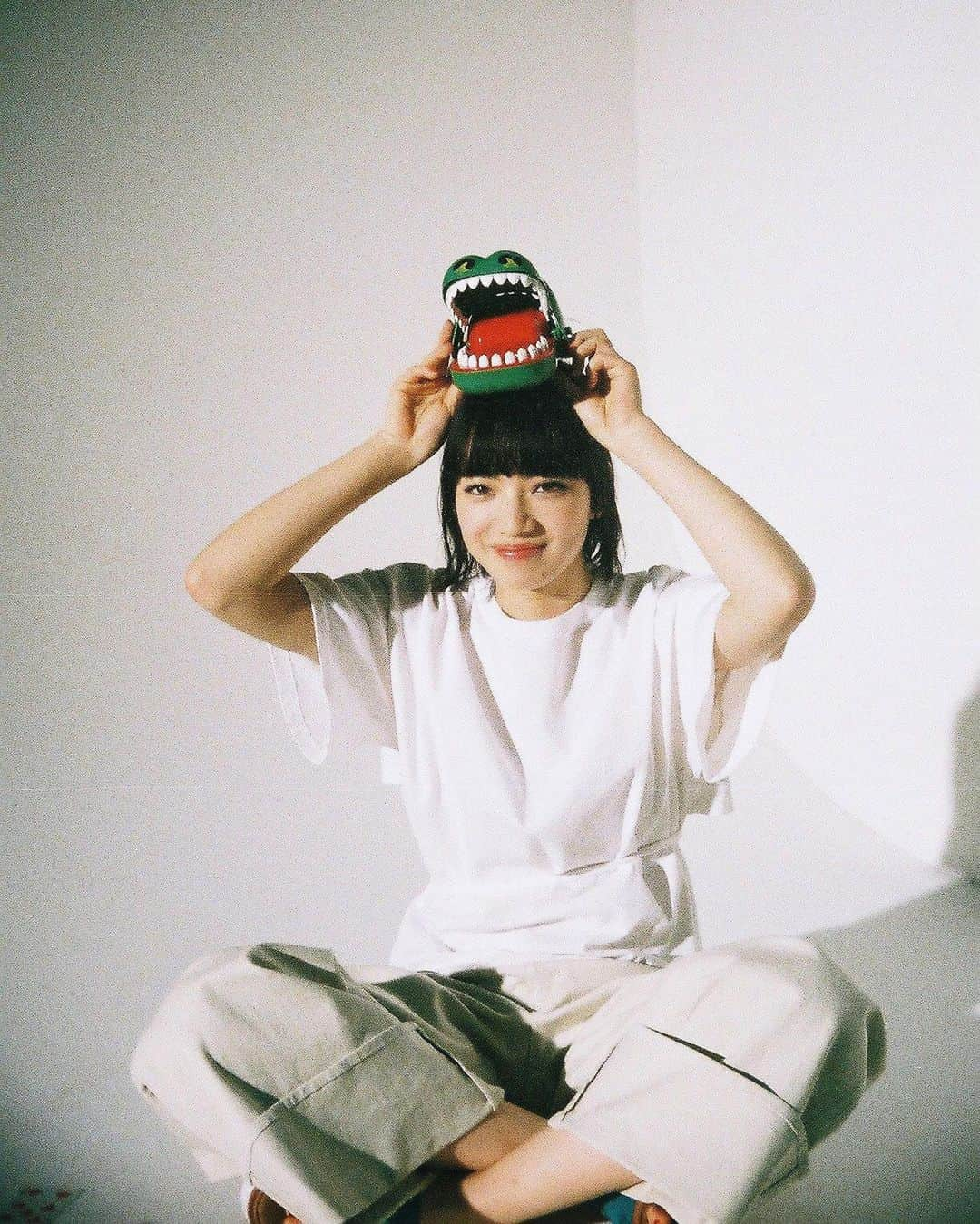 ginza magazineさんのインスタグラム写真 - (ginza magazineInstagram)「小松菜奈とワニワニ対決⠀ 🐊🐊🐊⠀ 現在公開中の映画「さよならくちびる」に出演中の小松菜奈さんにインタビュー！⠀ 「実は、かなり負けず嫌いだと思います（笑）」と言う彼女とワニワニ対決！ キュートな表情、ご堪能ください♡⠀ ⠀ 詳しくは、プロフィールリンクから🙂⠀ @ginzamagazine⠀ ⠀ #interview #nanakomatu #インタビュー #小松菜奈 #さよならくちびる #ハルレオ」6月10日 19時58分 - ginzamagazine