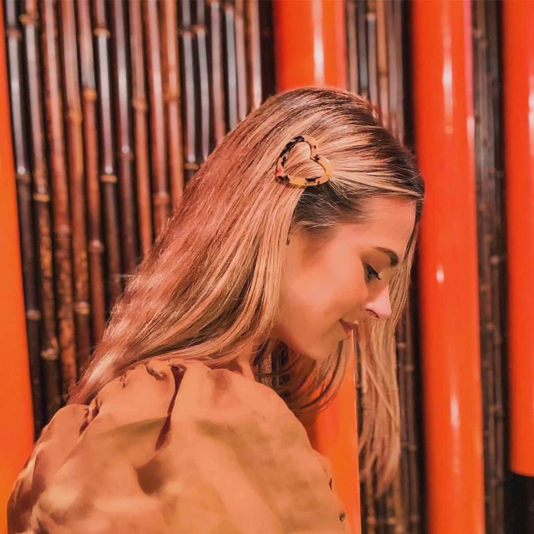 アクセサライズのインスタグラム：「Fall in love with the tortoiseshell trend thanks to our heart-shaped hair clip. This resin style has a cut-out design in neutral, suits-all colours. 📷: @loveisinthehairx_ . Tap the link in our bio to shop. #Accessorize #Accessorizer」