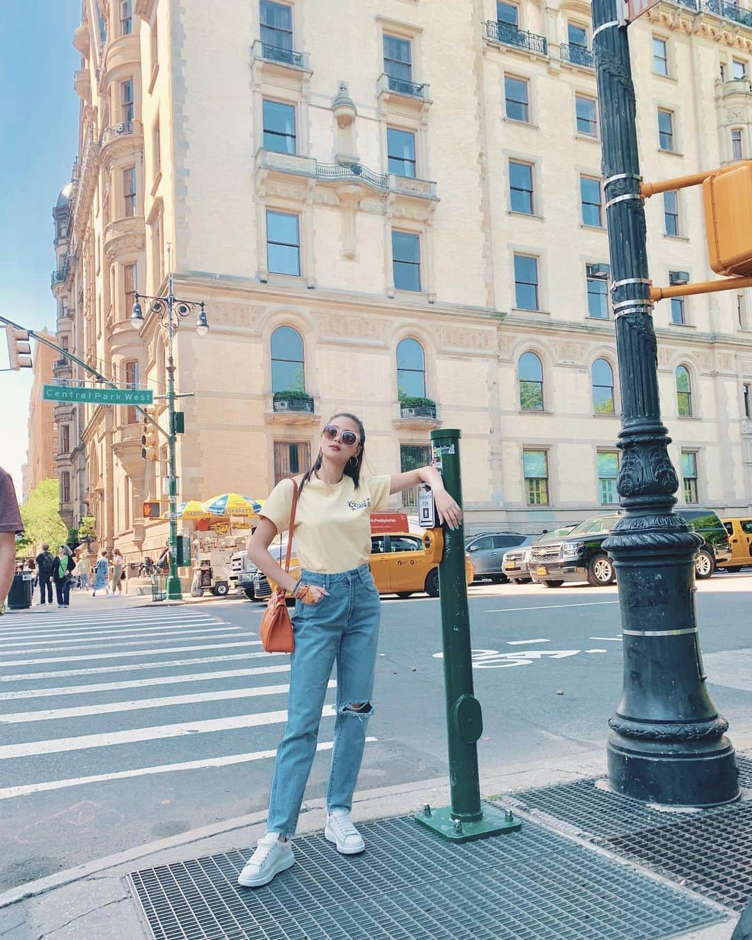 Kim Chiuさんのインスタグラム写真 - (Kim ChiuInstagram)「mondays be like!!! whut?!!!.😎 channeling lalisa kind of ootd😝 momma jeans shirt and sneaks!!!✌🏻 #ootdksyc . . the last of the hundred 📸s 😅😝 the end of the ny #Chiurista posts!!!!😁✌🏻lels」6月10日 20時10分 - chinitaprincess