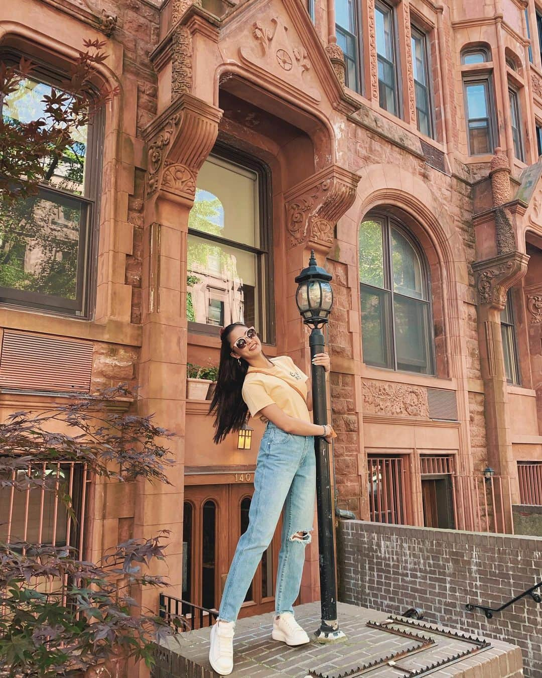 Kim Chiuさんのインスタグラム写真 - (Kim ChiuInstagram)「mondays be like!!! whut?!!!.😎 channeling lalisa kind of ootd😝 momma jeans shirt and sneaks!!!✌🏻 #ootdksyc . . the last of the hundred 📸s 😅😝 the end of the ny #Chiurista posts!!!!😁✌🏻lels」6月10日 20時10分 - chinitaprincess