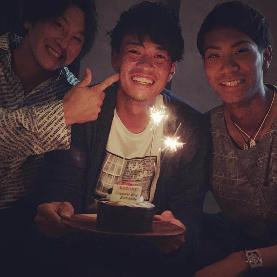 金子一輝のインスタグラム：「24歳の誕生日をお祝いしてもらいました✨ 嬉しいプレゼントも貰って幸せです☺️」