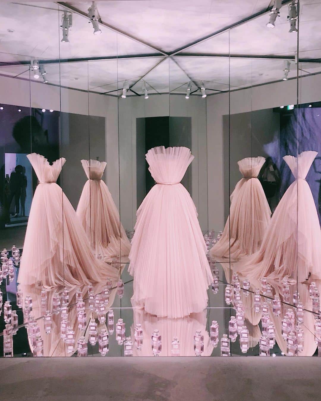 のインスタグラム：「【BEAUTY】 ミス ディオールを紐解く展覧会「MISS DIOR LOVE N’ROSES」が開催中🌹 ムッシュ ディオールの最愛の妹カトリーヌ・ディオールを現した香りとして1947年に世に発表されたディオールの名香。世界で初めてここ東京で開催される本展は、歴代のボトルやミューズのナタリー・ポートマンが纏ったドレス、日本文化との所縁を説いたスナップ、ここでしか味わえない限定スイーツ🍰(#ミスディオールカフェ )などから、五感を通じてミス ディオールを体感できるスペシャルな機会。 透き通るピンク、まさにミス ディオールのボトルを想起させるドレス(写真1枚目)は現ウィメンズ アーティスティックディレクターであるマリア・グラツィア・キウリが2018年春夏オートクチュールコレクションでみせたイメンス シークレット ドレス。なんと120メートル以上のチュールやジョーゼットを贅沢に用いた(!)という傑作のひとつです。 . @fashionheadlinejpn TOPからstories highlight↑のミニレポートもぜひチェックを🎞 . @diorparfums  @dior  #dior #missdior #christiandior #mariagraziachiuri #rafsimons #missdiorexhibition  #ディオール #ミスディオール #マリアグラツィアキウリ #クリスチャンディオール #ラフシモンズ #フレグランス #香水」