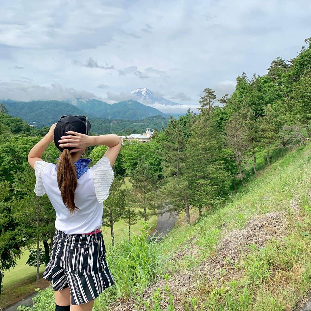 高沢奈苗さんのインスタグラム写真 - (高沢奈苗Instagram)「. NANAECUP⛳️まであと1ヶ月ちょっととなりました🤗 . 参加者の皆様には本日ご案内をお送りしております😌 . . 参加される方に満足して頂けるようなコンペにしたいと思い、INOUTでイベントホールを設けました✨ スペシャルゲストに南澤聡プロ！ . そして景品、参加賞は豪華ですよお楽しみに😍💓 . . 先月、打ち合わせがてら #富士リゾートカントリークラブ を下見ラウンド🏌️‍♀️ . 名前の通り、 #富士山 が見えます🥰 コンペ当日も見えると良いなーっ！！ . コースの攻略はまた参加者へのラインアットでお知らせしま〜す❣️🤗 . . . coordinate @riendasuelta_golf  #riendasuelta #riendasueltagolfline #リエンダスエルタゴルフライン #ゴルフ #ゴルフ女子 #nanaecup2019 #eyevol」6月10日 20時03分 - nanaetakasawa