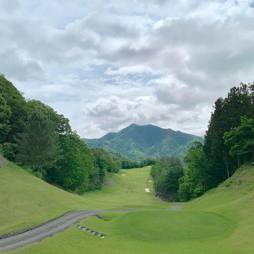 高沢奈苗さんのインスタグラム写真 - (高沢奈苗Instagram)「. NANAECUP⛳️まであと1ヶ月ちょっととなりました🤗 . 参加者の皆様には本日ご案内をお送りしております😌 . . 参加される方に満足して頂けるようなコンペにしたいと思い、INOUTでイベントホールを設けました✨ スペシャルゲストに南澤聡プロ！ . そして景品、参加賞は豪華ですよお楽しみに😍💓 . . 先月、打ち合わせがてら #富士リゾートカントリークラブ を下見ラウンド🏌️‍♀️ . 名前の通り、 #富士山 が見えます🥰 コンペ当日も見えると良いなーっ！！ . コースの攻略はまた参加者へのラインアットでお知らせしま〜す❣️🤗 . . . coordinate @riendasuelta_golf  #riendasuelta #riendasueltagolfline #リエンダスエルタゴルフライン #ゴルフ #ゴルフ女子 #nanaecup2019 #eyevol」6月10日 20時03分 - nanaetakasawa