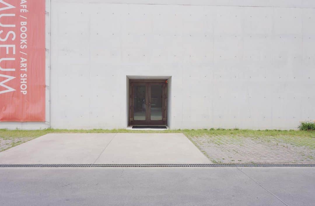 山本真由美さんのインスタグラム写真 - (山本真由美Instagram)「. ずっと見たかった、シザの建築。 素晴らしすぎました。 . 体感しないとわからない、 空間の中に身を置いてみないとわからない。 囲われることで空間は生まれ、 そこに建築の素晴らしさがある。 . いつかポルトガルのシザの建築を 訪れたいなぁ🐕💭 . #tinypeople #ÁlvaroJoaquimdeMeloSizaVieira #アルヴァロシザ #アルバロシザ  #portugal #mimesis #white #建築 #建築と女優 #alvarosiza #architecture #design  #korea #korean #韓国  #trip #travel #likeforfollow  #陰影 #光と陰 #美しい #museum  #美術館 #ミメシスアートミュージアム  #art #坡州出版団地 #建築サファリ」6月10日 20時04分 - mayumi_yamamoto.official