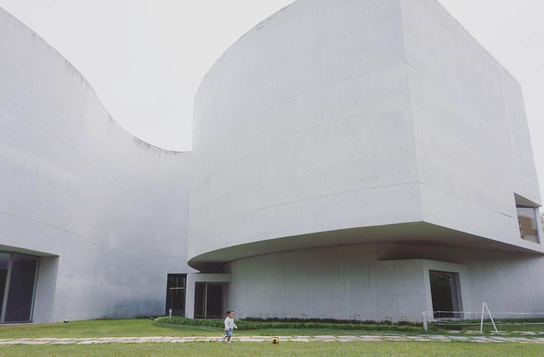 山本真由美さんのインスタグラム写真 - (山本真由美Instagram)「. ずっと見たかった、シザの建築。 素晴らしすぎました。 . 体感しないとわからない、 空間の中に身を置いてみないとわからない。 囲われることで空間は生まれ、 そこに建築の素晴らしさがある。 . いつかポルトガルのシザの建築を 訪れたいなぁ🐕💭 . #tinypeople #ÁlvaroJoaquimdeMeloSizaVieira #アルヴァロシザ #アルバロシザ  #portugal #mimesis #white #建築 #建築と女優 #alvarosiza #architecture #design  #korea #korean #韓国  #trip #travel #likeforfollow  #陰影 #光と陰 #美しい #museum  #美術館 #ミメシスアートミュージアム  #art #坡州出版団地 #建築サファリ」6月10日 20時04分 - mayumi_yamamoto.official