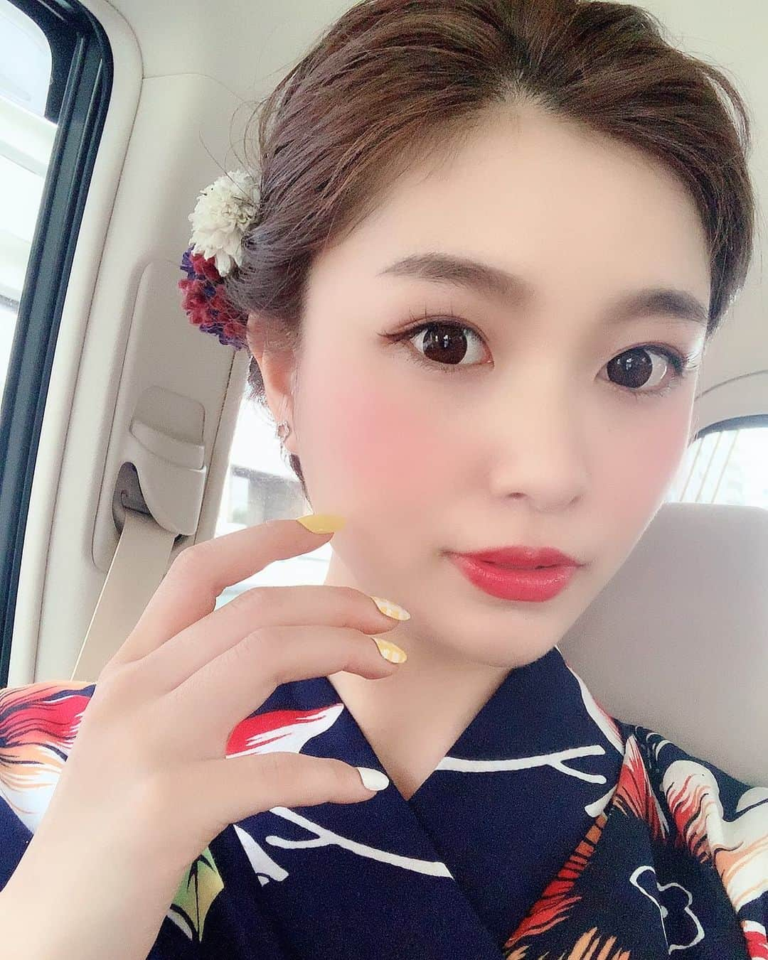 八軒あやねさんのインスタグラム写真 - (八軒あやねInstagram)「ロケ撮影移動中のセルフィー🤳 久々にツヤツヤの赤リップつけた💄❤️ この時のリップは上羽絵惣さんの🌟  #ビジョビ #セルフィー #selfie #浴衣 #浴衣女子 #浴衣ヘアセット #浴衣ヘアアレンジ #夏 #赤リップ #上羽絵惣 #夏ネイル #美容 #撮影 #関西モデル #モデル #ミスなでしこ日本 #ミスなでしこ日本2018 #準グランプリ」6月10日 20時04分 - ayagram_8_