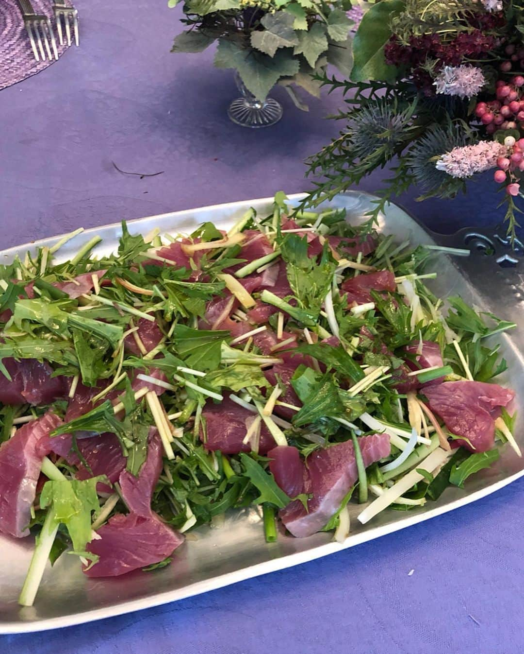 SHOKOさんのインスタグラム写真 - (SHOKOInstagram)「久しぶりに母のお料理教室🍽🌿 初夏のガーデンパーティーがテーマで、美味しくてサッと作れるオリジナルのレシピを受け継ぎました✨子供の頃から頂いている母の味、アップルケーキも最高に美味しくて、定期的に会える友人たちとのお喋りも久しぶりで楽しかった♪ 母のセンスは一日で身につけたものではなく、母の人生を通して経験してきたことから備わった賜物。私も側にいることで少しでも学んで身につけて行けたらと思いつつ、なかなかこんな素敵なテーブルコーディネートは出来そうにありません！ この前日に誕生日だった母に、花生師の岡本典子ちゃん @hanaikeshi が届けてくれたスワッグが偶然にもテーブルセッティングにピッタリで驚き✨小さいほうは私のbabyにと💐のりちゃんありがとう❣️」6月10日 20時15分 - shoko_london