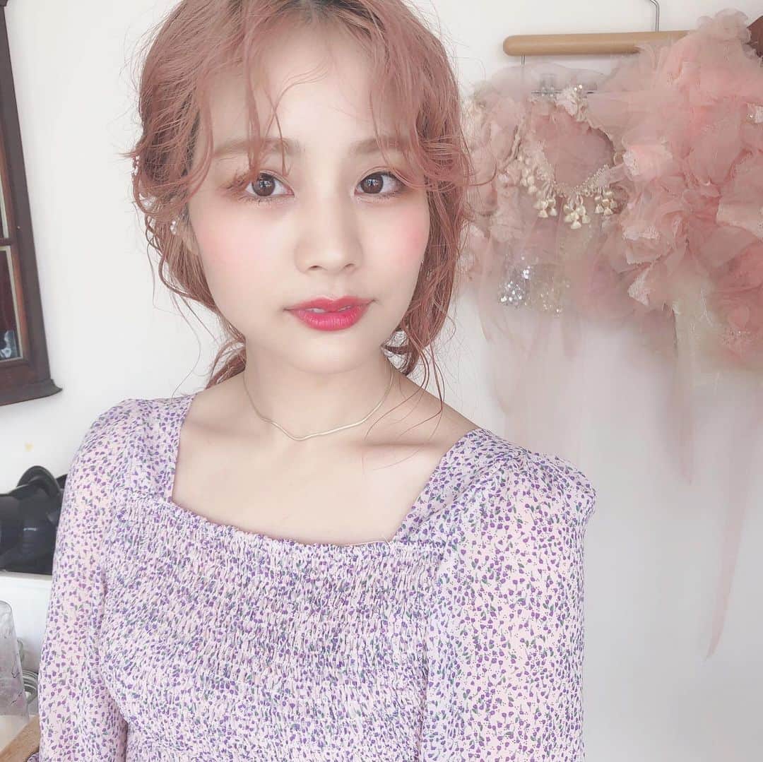 のインスタグラム：「ㅤㅤㅤㅤㅤㅤㅤㅤㅤㅤㅤㅤㅤ 今日は @jumelle0603 のLOOKBOOK撮影❤︎ 夏のLOOKBOOKは6月下旬頃から配布になりそうです💕 雨やったのに撮影する時はいつも晴れてくれて 本当に助かったよー☺️💪 ㅤㅤㅤㅤㅤㅤㅤㅤㅤㅤㅤㅤㅤ @caolila_lie さんと @hanako_kimura さん ありがとうございました🙇‍♂️💕 ㅤㅤㅤㅤㅤㅤㅤㅤㅤㅤㅤㅤㅤ お気に入りの表紙カットのヘア☝︎ ㅤㅤㅤㅤㅤㅤㅤㅤㅤㅤㅤㅤㅤ #ヘアアレンジ #夏ヘア #LOOKBOOK #jumelle #夏 #ロングヘア #アレンジ #ピンクヘア #ピンクベージュ」