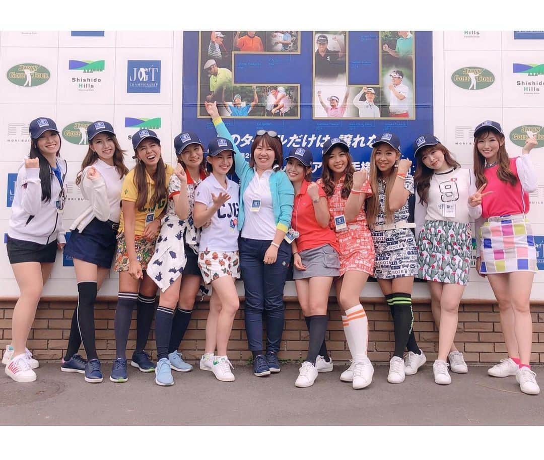 美波千夏さんのインスタグラム写真 - (美波千夏Instagram)「日本ゴルフツアー選手権 森ビルカップが昨日終了しました⛳️ トロフィーを手にしたのは初優勝の @mikumu.h 🏆🎉おめでとうございます👏神プレーで神対応！キャディさんと抱き合う姿に感動😢選手それぞれみんなが色んな思いを抱えているんですよね。 17番のイーグル見た人はラッキーですね！私も見たかったなー。全米ツアーも応援してます🌟 . それにしてもトロフィーが可愛い😍ウェッジウッド💓💓💓 . そして私の話になりますが、アンバサダーのお仕事も昨日で最後。あっという間でした。寂しい😭 本当に夢のような時間で、この感動を忘れないように書き留めておきたいので少しだけ長くなります（笑） . ゴルフ歴も2年と浅く、私にこんな大役が務まるのかと不安だったけど、メンバーがみんな優しくていい子ですごく楽しかった🙈💓そして、これを機に『今年は絶対ゴルフの年にする！』と決めて、ラウンドに沢山行くようになりました💓 . そして無知な私がアンバサダーの活動を通して、男子トーナメントや男子プロについて沢山学び、『知識があると何万倍も楽しめる』ということを改めて感じた日々でした。まずは興味を持って欲しい。 . 『男子は飛距離が全然違うから、女子プロの試合ばかり見てしまう』という声をよく聞きますが、男子の魅力って"桁違いの凄さ"なわけで。それを生で見ると鳥肌ものです！感動しっぱなしです！ 現地で観戦すると一気に魅了されること間違いなしなので、特にゴルフをされる方にはぜひ一度男子トーナメントの観戦に行っていただきたい！🌟騙されたと思ってぜひ！ (女子プロの良さはまた別ものです😘) . 今回ゴルフ初観戦だったのですが、ゴルフがもっともっと好きになりました🥳観戦の楽しさを知ったので、またプライベートでも行きたいと思います❤️ . 男子プロゴルフがもっともっと人気になったら嬉しいな〜❤️そしてゴルフ女子を増やしたい！ゴルフ人口を増やしたーい😆✨ . 最後に、関係者の皆さま、男子プロの皆さま、そしてアンバサダーまとめ役のイリーさん！ありがとうございました！会場でお会いした皆さま、声をかけてくださった皆さまもありがとうございました🌟コメントで応援してくれた皆さまもありがとうございました💓 . @japangolftour のアカウントに沢山素敵な写真があがってるのでぜひフォローして見てみてください💓見るたびに感動が蘇る！ . . . . . . . . .  #日本ゴルフツアー選手権SNSアンバサダー #日本ゴルフツアー選手権 #森ビルカップ #宍戸ヒルズカントリークラブ #宍戸ヒルズCC #日本ゴルフツアー選手権森ビルカップShishidoHills #jgto」6月10日 20時21分 - chinatsu_minami
