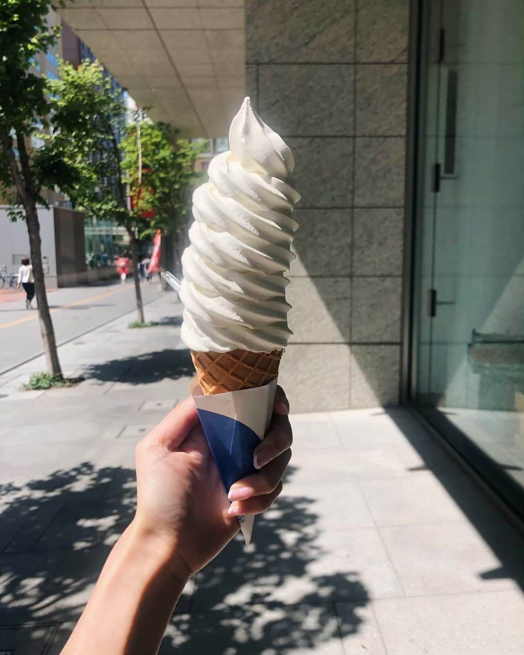 冨張愛さんのインスタグラム写真 - (冨張愛Instagram)「この間 夏の北海道へ🍦 深呼吸したくなる すがすがしい空気 美しい新緑と青い空が本当に気持ち良い♡ 夜は肌寒いけど お昼間は 日差しが強くてノースリーブで過ごせました✌️ タイミング良く よさこいも見られて だるまのジンギスカンやソフトクリームも食べて大満足☺︎ * tops ... #titivate @titivatejp  pants ... #acne  @acnestudios  shoes ... #christianlouboutin @louboutinworld  bag ... #marni @marni #instagood #coordinate #ootd #outfit #fashion #instafashion #titivatestyle #manhattan #코디네이트 #패션 #카메라 #157cmコーデ #コーディネート #コーデ #ファッション #今日のコーデ #ティティベイト #マルチwayウエストマークブラウス #北海道 #大通り公園」6月10日 20時22分 - megumitomihari