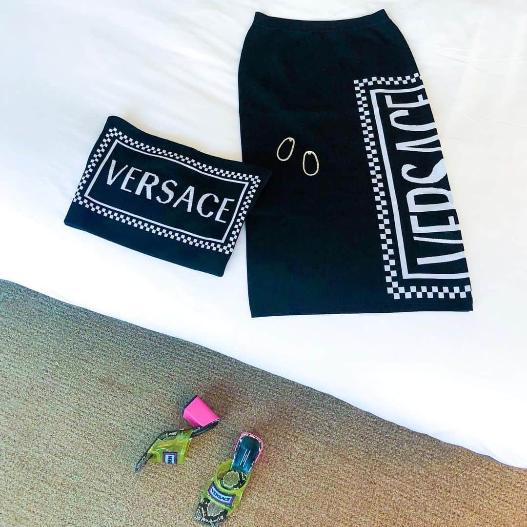 クリスティン・ウェイのインスタグラム：「Let’s hang out #Versace #setup #fashion #fashionlover」