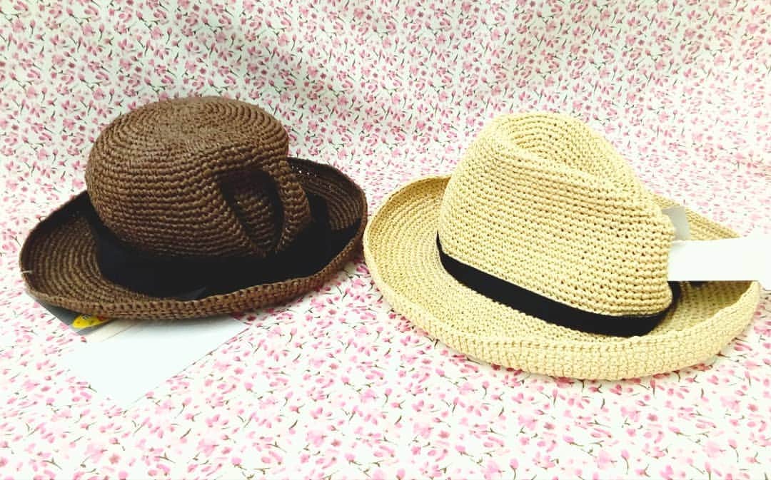 手芸センタードリームさんのインスタグラム写真 - (手芸センタードリームInstagram)「手芸センタードリームです(*･ω･)ﾉ  この夏は手作りの帽子を作りませんか！ 柔らかい素材の糸を使って編んだ帽子は 夏の暑い季節にピッタリです💕  それに柔らかいので鞄の中に入れておくのにも ピッタリです( ´艸｀) オススメのお糸は#エコアンダリア　と#SASAWASHI 色合いも可愛く涼しげな作品ができます♪  また、バッグを作っても夏場にピッタリの 作品ができますよ(*'▽'*) 関連書籍もありますのでぜひご覧ください(*･ω･)ﾉ （店舗によってお取り扱いが違います。ご了承ください） #手芸センタードリーム#手芸センタードリーム公式 #ハンドメイド#手芸#編み物#夏作品#エコアンダリア #SASAWASHI#夏の編み物#ハンドメイド部 #ハンドメイド好き #帽子#バッグ#手作り#handmade#関連書籍あり」6月10日 20時30分 - handcraft_dream