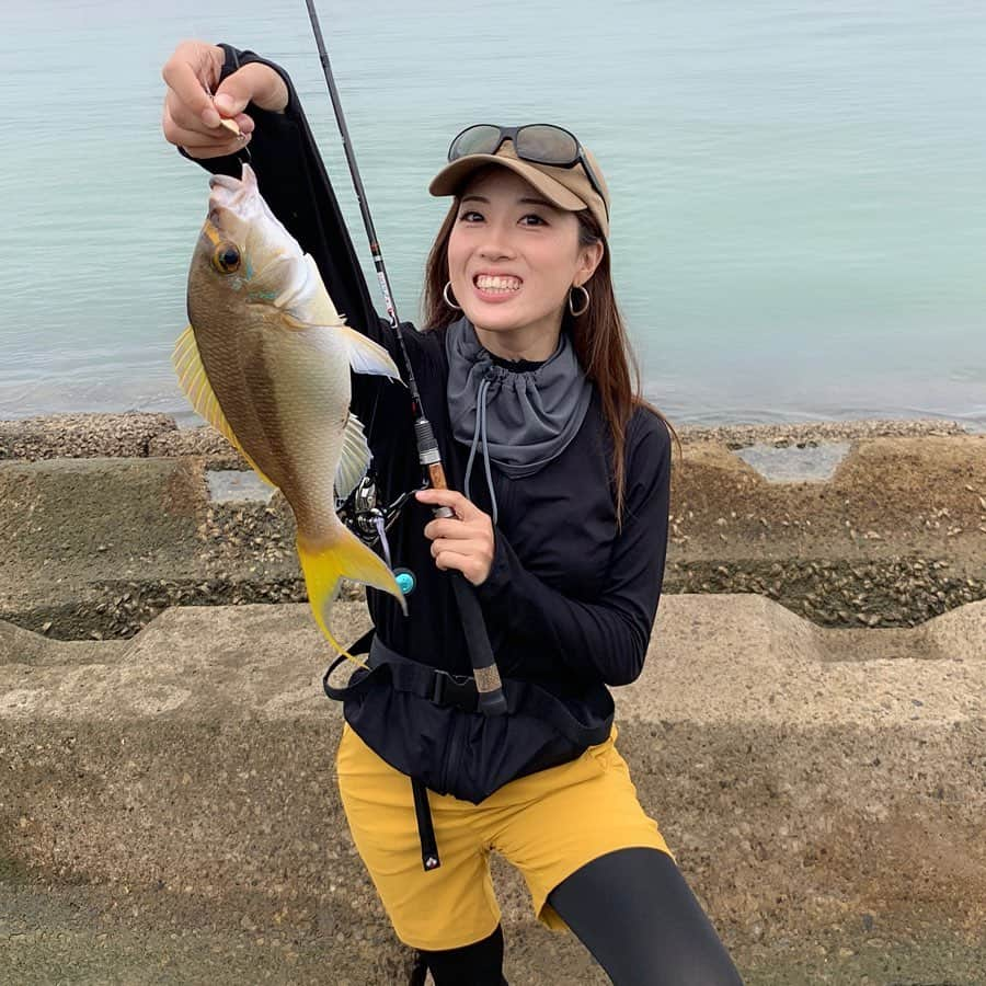 岡田万里奈さんのインスタグラム写真 - (岡田万里奈Instagram)「. . . . 【Tackle】 ◆rod: #TULALA #groovy70s ◆reel: #daiwa #emeraldas ◆lure: 100円のスプーン . . . 本日の大物賞〜 . 沖縄の釣具屋さんで買った100円のスプーンが まさかの爆釣を引き起こしてくれました😂 . ほぼほぼハリセンボンだったけど、 突如混ざったこの子がデカかった〜！ タモがなかったから、 メゴチバサミで命がけのランディング。笑 . 今日はGT乗れなかったけど、 沖縄ぽい魚が釣れてよかったです！！ そして、明日はついに……… . . . #ヒトスジタマガシラ #っていうらしい #一人で新魚種って騒いでたのが恥ずかしい #笑 #かなり楽しめる引きでした . . . #沖縄 #ショア #スプーン #釣り#釣りバカ #釣り人 #釣りガール #釣り女子 #fishing #angler #fishinggirl #fishinggirls #オカマリ #オカマリが釣ってきた」6月10日 20時30分 - lovendor_okamari