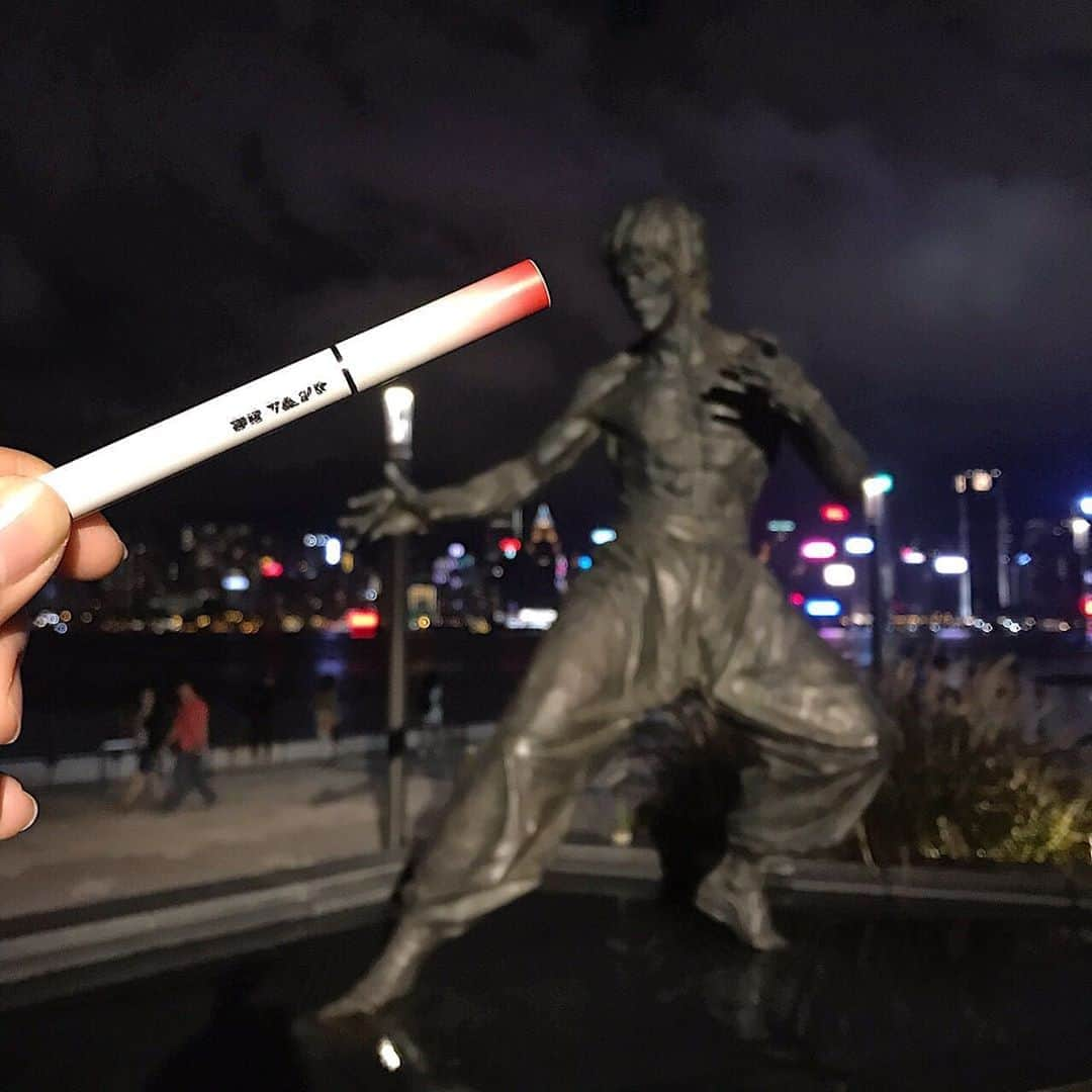 DR.VAPEさんのインスタグラム写真 - (DR.VAPEInstagram)「100万ドルの夜景をバックにDR.VAPEもブルース・リーと一緒に香港でアチョー‼️ * * #DRVAPE#VAPE#Hongkong#China#brucelee#martialartist#travelgram#traveltotheworld#instagood#travel#actor #ドクターベープ#べイプ#香港#中国#武闘家#ブルースリー#李小龍#世界旅行#健康#旅好きな人と繋がりたい#禁煙#禁煙グッズ#タバコ#禁煙したい#旅好き#夜景#タビ女#アベニューオブスターズ#星光大道」6月10日 20時34分 - dr.vape_official