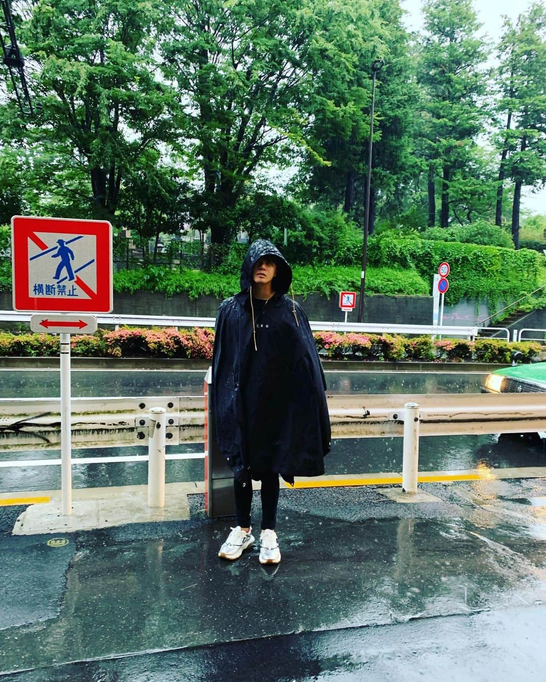 山田親太朗さんのインスタグラム写真 - (山田親太朗Instagram)「雨すたいる 🧥👟 ※ ※ @geo_location  @maisonvalentino」6月10日 20時35分 - shintaro.y