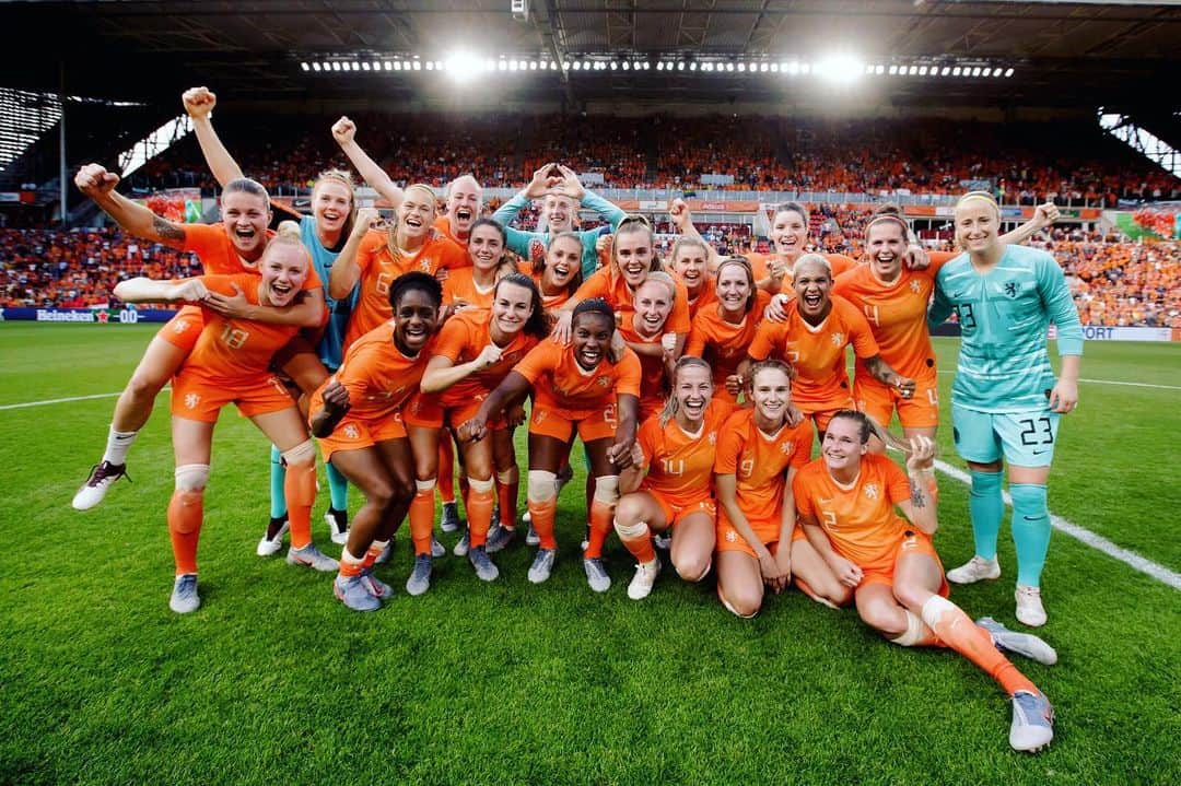 ジャッキー・グローネンのインスタグラム：「Morgen 😍 @oranjeleeuwinnen #onzejacht」
