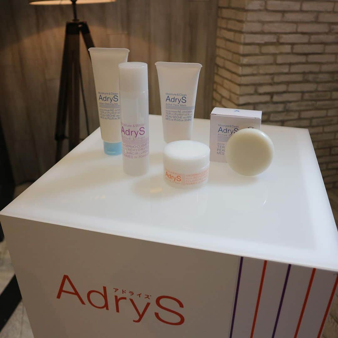 宮崎真梨子さんのインスタグラム写真 - (宮崎真梨子Instagram)「このあいだ、【AdryS(アドライズ)】のイベントに参加させて頂きました♡ ∵ AdryS(アドライズ)は、リポビタンDでお馴染みの大正製薬から誕生した、スキンケアブランド。もっと女性の「美と健康」をサポートしたいという思いから開発されたそうで、今回のイベントでご紹介頂いたのは、だんだん肌が変わってくる30代の女性に向けた、保湿シリーズのスキンケアアイテム。30代女性の一番の悩み「シミ」と乾燥をケアできるように、目指したのは保湿美白スキンケアだそうです。 ∵ 製品の特徴は、保湿と美白のＷ薬用有効成分を配合。保湿には、ヘパリン類似物質を配合。かなり保湿力があるそうで、美白はプラセンタエキス。お肌に優しく効果が実感できるという理由で選んだそうです。 ∵ その場でタッチアップしてみましたが『アドライズ  アクティブローション』は、サラッとみずみずしいテクスチャーですが、かなりしっとり。ベタつかないのにしっかり保湿成分配合で、これからの季節にぴったり‼香りも付いていないので、男性も使いやすいと思います。もう一つの『アドライズ  アクティブクリーム』は、ジェルクリームみたいなテクスチャー。こちらもみずみずしく伸びが良いので、お顔全体にたっぷり使えます。どちらもホントにベタつかないので、メイク前にもオススメです。 ∵ イベントの後半は、ゲストが登場してのトークショー。ブランドアンバサダーの神山まりあさんと、クボメイクでおなじみの久保雄司さんが登場。神山さんオススメのスキンケア方法と、夏のクボメイクをレクチャーして頂きました。 生のクボメイクは、ファンデーションの少なさにビックリ‼いかに、自分の今のメイクが古いかを思い知らされましたwそして、スキンケアはもっと丁寧にやらなきゃなぁと思いました。 ∵ 気になった方、ぜひチェックしてみてください♡ ∵ ∵ #AdryS #アドライズ  #保湿美白 #pr #スキンケア #ミヤマリ #vocest #vocemagazine #美容ブロガー #インフルエンサー #超未熟児ママ #ママ #男の子ママ #mamagirl #美容好きなママと繋がりたい #美容好きさんと繋がりたい @taisho_beauty」6月10日 20時41分 - miyamari92