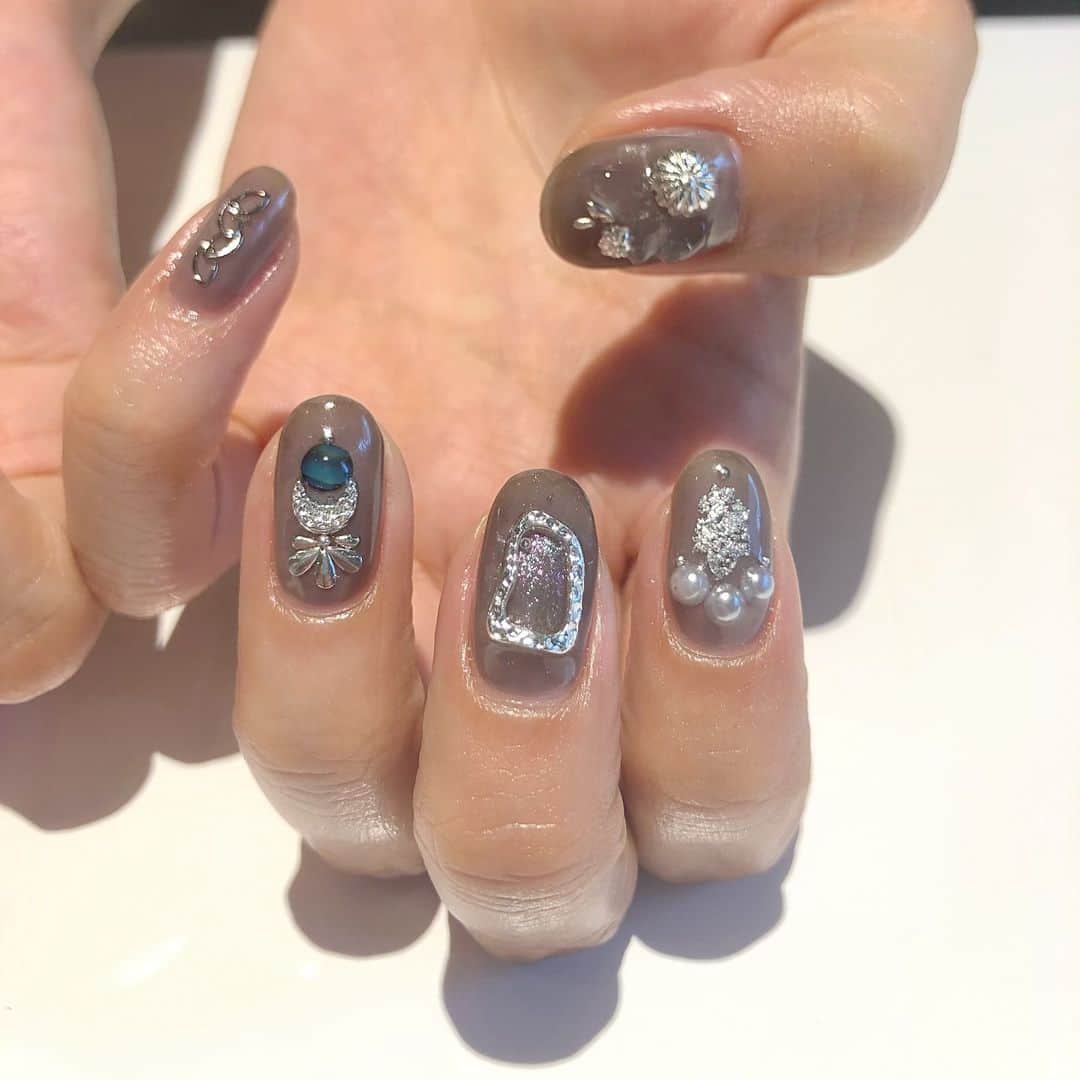 RUBY&ONYX by Kanako Miuraのインスタグラム：「cool black🕶 シースルーが涼しげです🏝 ・ ・ ・ 6/11 16:00〜,18:00〜 6/13 12:00〜(手足可)  ご案内可能でございます🥰 その他のお時間もご相談くださいませ。  お子様もお隣に座れるペアルームや個室もございます💡 ・ ・ ・ 🌿月額制もやってます🌿 ○プレミアム会員(ハンド&フット)¥29,800(税抜)・ ○ハンドレギュラー会員¥14,800(税抜)・ ○フットレギュラー会員¥14,800(税抜)・ ・ それぞれ全てのメニューが月に何度でもご利用頂けます。  ご予約、お問い合わせはDMまたは 0354595882 LINE ID：@ rubynail までお気軽にどうぞ💫  #daikanyama#nailsalon#nail#gelnail#rubyandonyx#summer#summernails#handnail#mode#cool#studs#menscare#ART#mirrornails#メンズネイル#メンズケア#定額制ネイル#通い放題#ジェルネイル#ネイル#ノーサンディング#ショートネイル#大人ネイル#グラデーションネイル#シースルーネイル#代官山ネイルサロン#トレンドネイル#ビッグパール」