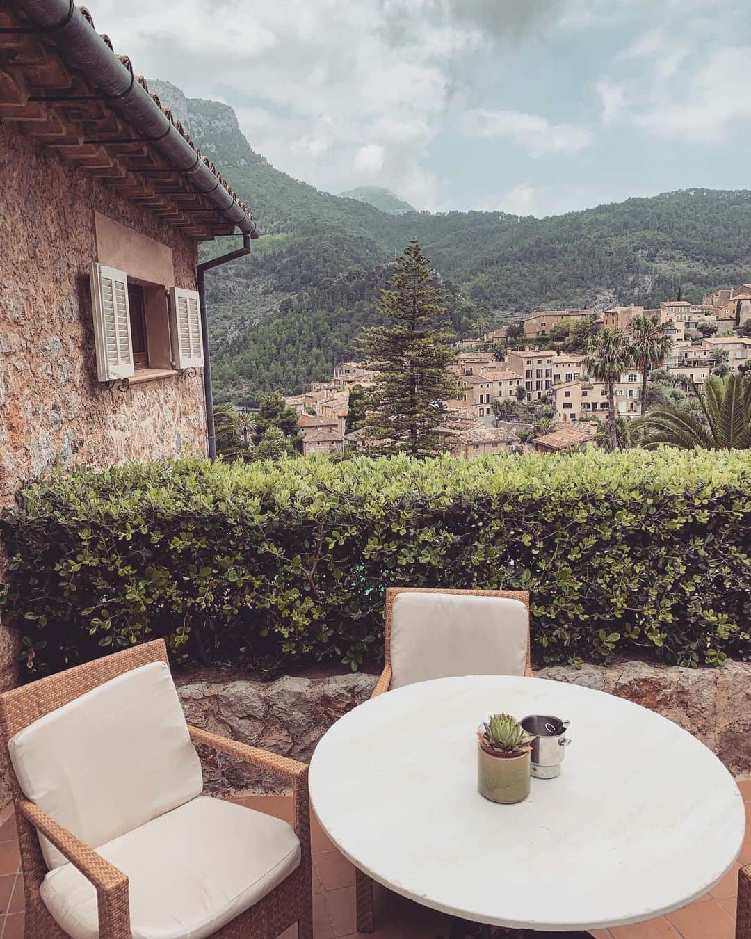 マリア・シャラポワのインスタグラム：「A spontaneous little day trip through Deia and a morning coffee ☕️ view from our room @belmondlaresidencia. Going to post a video of the property because it really deserves it! Maybe an igtv? How do I do that 😂😬」