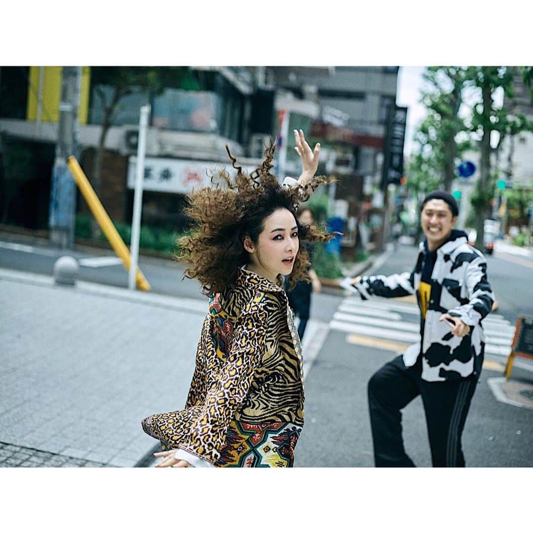 霧島れいかのインスタグラム：「し〜んぱ〜いないさぁ〜ぁあ〜🦁 @pierrelouismascia を着て 撮影をさせて頂いたときの オフショット♪ 撮影はとても自由で 自分に正直なものに！ インタビューの前編みて頂けましたか？ 後編は間も無く✨ とても楽しみ！  前編インタビュー▶︎▶︎▶︎ @we_love_plm  #fashion#shooting#pierrelouismascia  #photography#大人の反抗期」