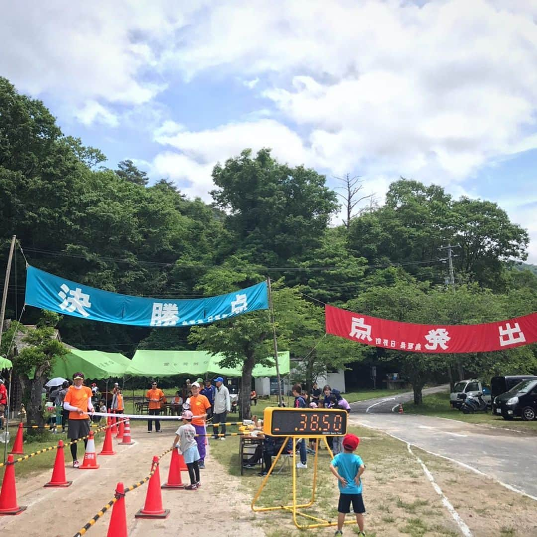 西谷綾子さんのインスタグラム写真 - (西谷綾子Instagram)「✴︎ 鳥取県日野市で開催「第42回 鵜の池マラソン」 ゲストランナーとして大会を盛り上げてきました📢🤗 ・ これまで多くのマラソン大会に参加してきましたが、 「出発点・決勝点」を見たのは初めてかも😆👏✨ ・ 42年前から受け継がれてきた伝統、 大会運営者達の熱い想いに感動‥😢 ・ 小さい子供達から70歳以上の方まで走る事を思い切り楽しんでいる姿、素敵でした💓 ・ いとこのゆうきちゃんにも会えて嬉しかった😻 #大好きなQちゃんも3年前に #Qちゃんの言葉  #地元 #鳥取 #日野町 #鵜の池 #マラソン大会 #歴史  #running #run」6月10日 20時50分 - ayako.nishitani