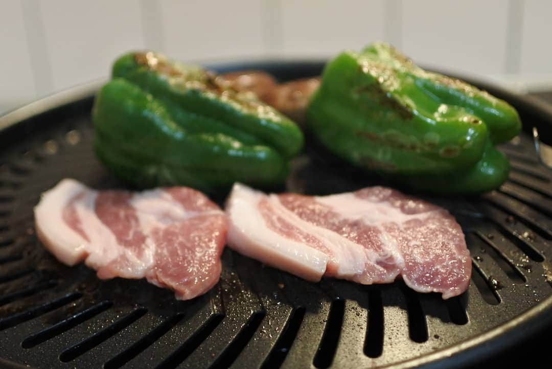 ニッチロー'さんのインスタグラム写真 - (ニッチロー'Instagram)「家焼肉🍖  スモークレスな焼肉プレート『やきまる』は家焼肉には最適  ピーマンはフォークで穴を数ヶ所空けて軽く塩をふったら丸ごと焼いて、トロっとした種が美味しい  焼肉に合う日本酒『英雄』は濁り酒なのでマッコリみたい  焼肉に合う  #焼肉 #家焼肉 #やきまる #イワタニ #日本酒 #英雄 #ピーマンは丸ごと焼く #日本一の焼肉の街生まれ  #長野県飯田市  #焼肉大使 #ニッチロー’ #ニックロー #ニッチ飯 #yakiniku  #seishuhideo」6月10日 20時51分 - nicchiro5.1