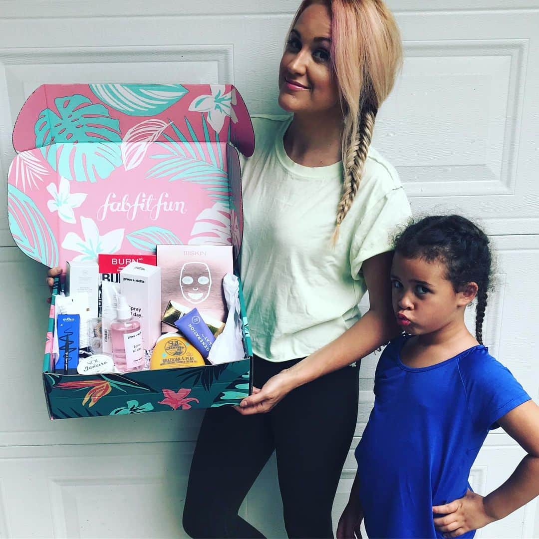 ブリット・ニコルのインスタグラム：「Me and Ella are pretty stoked about being a #fabfitfunpartner because these products are amazing!!! 🎉 And... So exciting that @fabfitfun is now available in the UK!!! Use my code “ BRITTNICOLE “ for $10 off your first box fabfitfun.com .」