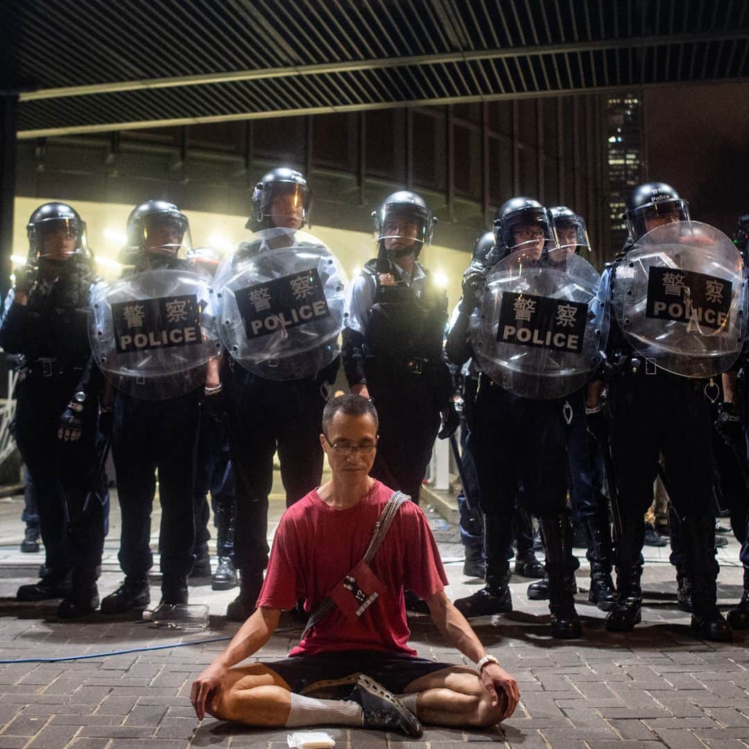 のインスタグラム：「AFP Photo 📷 Philip Fong - Police gather at a rally against a controversial extradition law proposal in Hong Kong on early June 10, 2019. Hong Kong witnessed its largest street protest in at least 15 years on June 9 as crowds massed against plans to allow extraditions to China, a proposal that has sparked a major backlash against the city's pro-Beijing leadership.」
