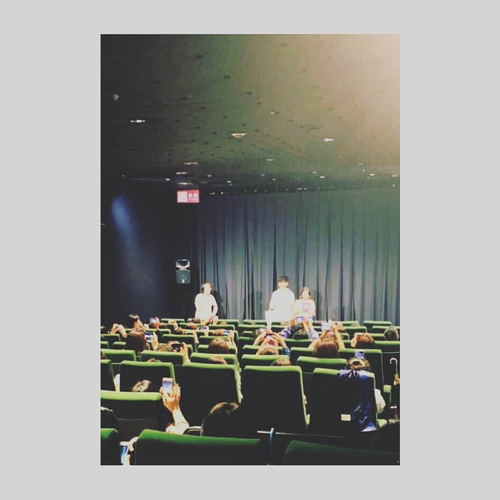 橋本淳さんのインスタグラム写真 - (橋本淳Instagram)「. 映画「月極オトコトモダチ」 6.8より公開が始まり 昨日ようやく舞台挨拶に登壇出来ました。 雨の中、満員御礼で有難い限り、、 ありがとうございました。 新宿武蔵野館、アップリンク吉祥寺、イオンシネマ板橋、 にて公開中！！ これから全国で続々と公開しますので 是非ともよろしくお願い致します。 時間合う限り、 橋本も劇場に駆け付けたいと思います。 . グッズもパンフレットを始め、 Tシャツやトートバッグ等、 オシャレなデザインで自主映画規模とは思えない程。 昨日、橋本はフル装備での登壇でした。 (抽選で当たる＂柳瀬パーカー＂を羽織り) 是非、チェックしてみてください。 . . #月極オトコトモダチ #穐山茉由 監督 #橋本淳 #新宿武蔵野館 #アップリンク吉祥寺 #イオンシネマ板橋」6月11日 6時39分 - atsushi_hashimoto_official