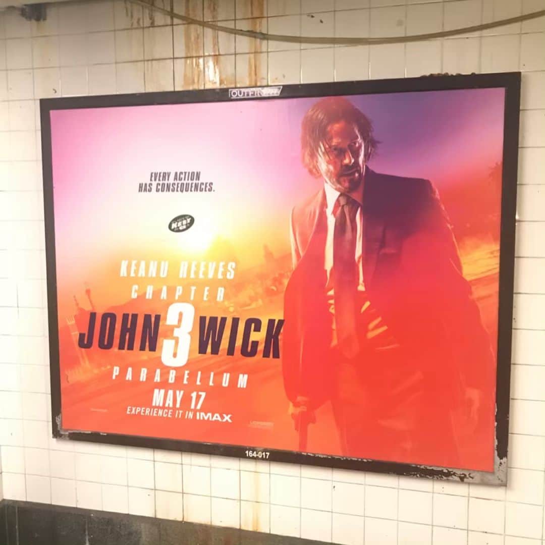 奥浜レイラさんのインスタグラム写真 - (奥浜レイラInstagram)「『John Wick 3 Parabellum』 タイムズ・スクエアに1番近い映画館をチョイスしたら、冒頭から思いっきり夜のタイムズ・スクエアが舞台で、「すぐそこにジョン・ウィックが！」と臨場感たっぷり。それから日本カルチャー(寿司屋のカウンターでにんじゃりばんばんがBGMなのは不明)がちょこちょこ出てきたり、キャストが日本語めいた言語を話したり。ここはタイムズ・スクエア、周りはみんなアメリカン、私はジャパニーズ、みんなで"日本っぽい"世界を観て時々笑いが起きている…！と時空が歪みかけた。 そう、私もだけどみんなでよく笑った。隣に座ってた10歳くらいの男の子も、とあるシーンで爆笑してた。 日本に帰ったら字幕付きでセリフの答えあわせをしよう。  それからこの映画館特有なのか、お国柄なのか分からないけど、エンドロールになると場内が明るくなってみんな最後まで観ないのね。 エンドロールの途中で私以外みんな退出して、清掃のスタッフまでやってきた。最後まで観せておくれー！  あとシアターの扉がレコーディングブース的。思わず、ここで合ってる？と確認してしまったよ。 フードにはMac&CheeseなどTHE USAなメニューもあり、ポップコーンもドリンクもやはりかなりビッグ。  というわけで、ニューヨークにいるうちに全米ヒット中のロケットマンも観たいなぁ。  予告編から ・前から楽しみだったけど、より期待が高まったアリ・アスター監督の最新作、白昼のホラー『MIDSOMMER』 ・クメイル・ナンジアニファンなので気になったUberコメディ『STUBER』 ・アレキサンドラ・アジャ監督、サム・ライミプロデュースのアクション・スリラー『CRAWL』(この2作品は日本公開ないんでしょうか？) ・ホアキン・フェニックスの『ジョーカー』(これは日本公開10/4)など、そそる作品多め。『アナベル 死霊博物館』も日本では9月に公開、楽しみが募るよ。  #johnwick3  #johnwick  #midsommer #stuber  #crawl #annabellecomeshome  #laylainny2019」6月11日 6時36分 - laylaokuhama