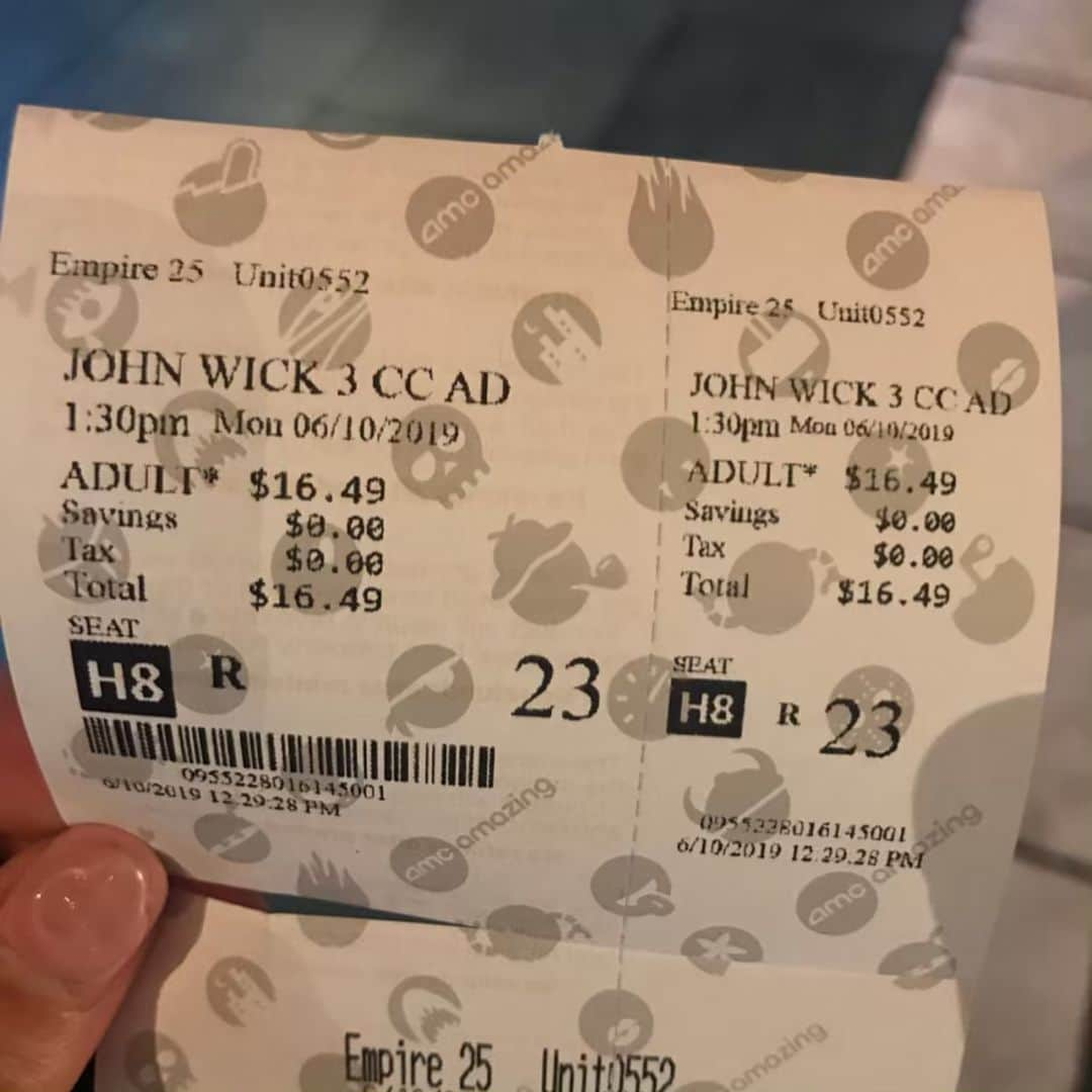 奥浜レイラさんのインスタグラム写真 - (奥浜レイラInstagram)「『John Wick 3 Parabellum』 タイムズ・スクエアに1番近い映画館をチョイスしたら、冒頭から思いっきり夜のタイムズ・スクエアが舞台で、「すぐそこにジョン・ウィックが！」と臨場感たっぷり。それから日本カルチャー(寿司屋のカウンターでにんじゃりばんばんがBGMなのは不明)がちょこちょこ出てきたり、キャストが日本語めいた言語を話したり。ここはタイムズ・スクエア、周りはみんなアメリカン、私はジャパニーズ、みんなで"日本っぽい"世界を観て時々笑いが起きている…！と時空が歪みかけた。 そう、私もだけどみんなでよく笑った。隣に座ってた10歳くらいの男の子も、とあるシーンで爆笑してた。 日本に帰ったら字幕付きでセリフの答えあわせをしよう。  それからこの映画館特有なのか、お国柄なのか分からないけど、エンドロールになると場内が明るくなってみんな最後まで観ないのね。 エンドロールの途中で私以外みんな退出して、清掃のスタッフまでやってきた。最後まで観せておくれー！  あとシアターの扉がレコーディングブース的。思わず、ここで合ってる？と確認してしまったよ。 フードにはMac&CheeseなどTHE USAなメニューもあり、ポップコーンもドリンクもやはりかなりビッグ。  というわけで、ニューヨークにいるうちに全米ヒット中のロケットマンも観たいなぁ。  予告編から ・前から楽しみだったけど、より期待が高まったアリ・アスター監督の最新作、白昼のホラー『MIDSOMMER』 ・クメイル・ナンジアニファンなので気になったUberコメディ『STUBER』 ・アレキサンドラ・アジャ監督、サム・ライミプロデュースのアクション・スリラー『CRAWL』(この2作品は日本公開ないんでしょうか？) ・ホアキン・フェニックスの『ジョーカー』(これは日本公開10/4)など、そそる作品多め。『アナベル 死霊博物館』も日本では9月に公開、楽しみが募るよ。  #johnwick3  #johnwick  #midsommer #stuber  #crawl #annabellecomeshome  #laylainny2019」6月11日 6時36分 - laylaokuhama