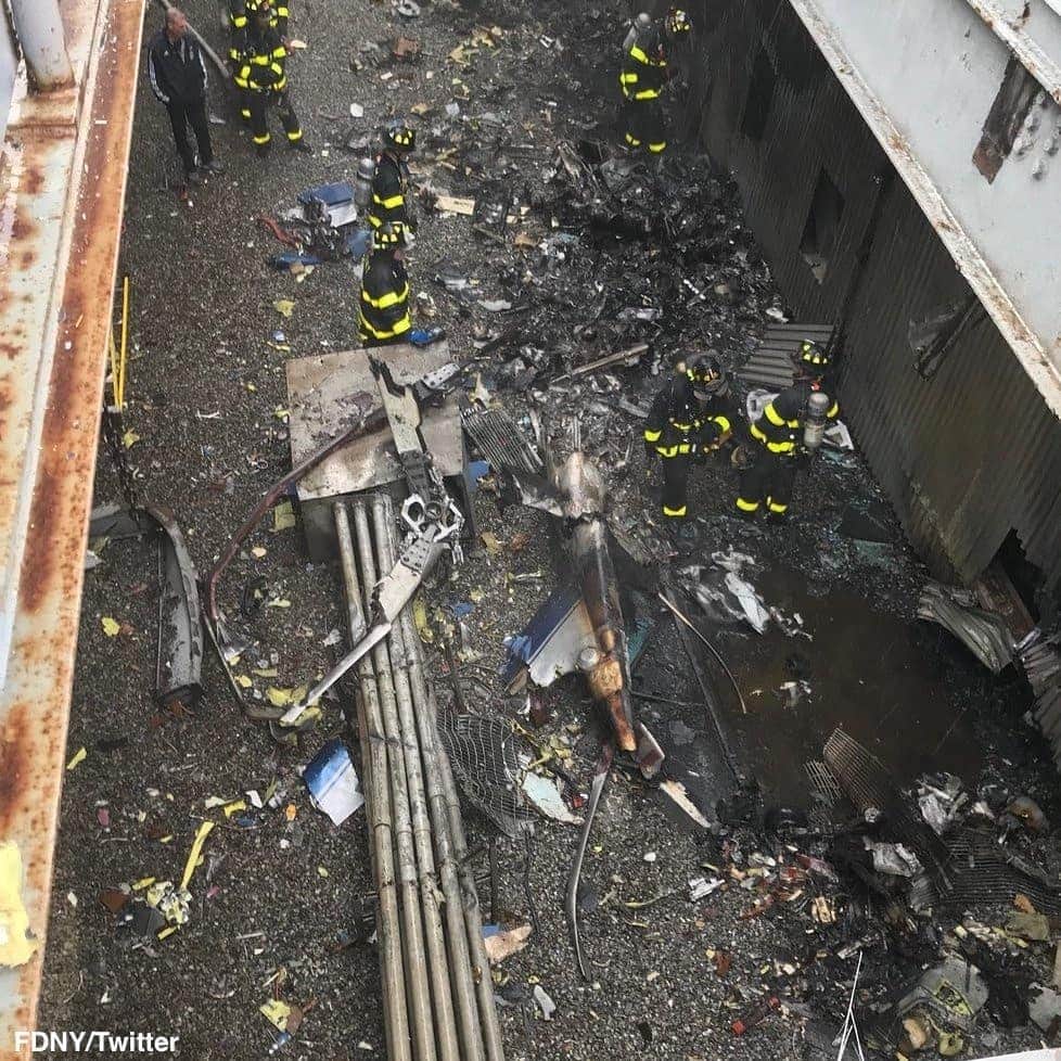 ABC Newsさんのインスタグラム写真 - (ABC NewsInstagram)「New York Fire Department releases photos of wreckage from Midtown chopper crash. #fdny #helicopter #crash #newyork」6月11日 6時37分 - abcnews