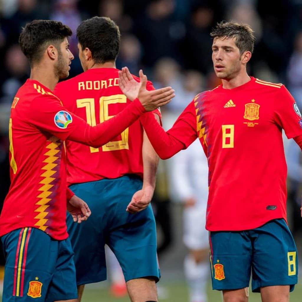 セルジ・ロベルトのインスタグラム：「2 partidos 2 victorias ✔️!! Grande equipo! 🔝 !  @sefutbol」