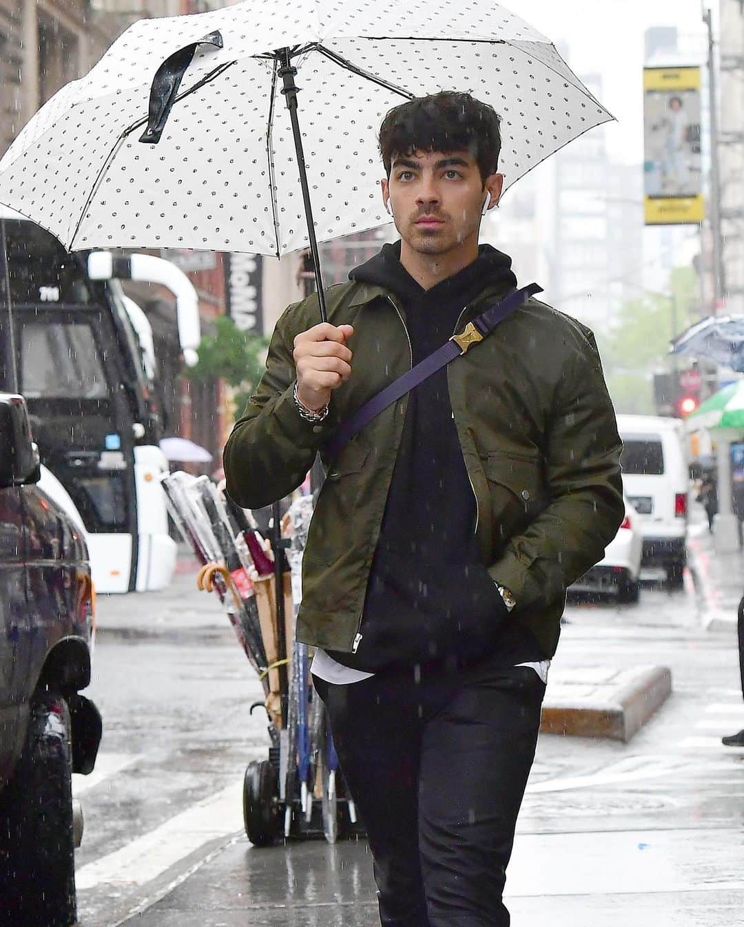 Just Jaredさんのインスタグラム写真 - (Just JaredInstagram)「@joejonas braves the rainy weather while walking around New York City on Monday afternoon. More pics on JustJared.com! #JoeJonas #JonasBrothers Photo: Backgrid」6月11日 6時48分 - justjared