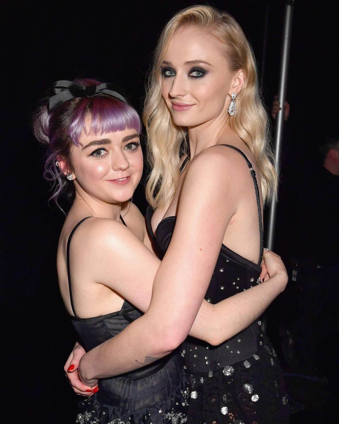 Cosmopolitanさんのインスタグラム写真 - (CosmopolitanInstagram)「@maisie_williams and @sophiet used to kiss while filming #GameofThrones just to eff with people 😂 Link in bio to hear the story straight from Sophie 💋」6月11日 6時46分 - cosmopolitan