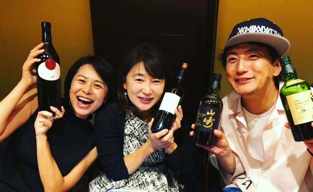 上地雄輔さんのインスタグラム写真 - (上地雄輔Instagram)「んまかたー😆 #🍷#🍾#理恵ちゃん#ひろえちゃん#天然#2人＃ツッコミ#担当 #世界の#王会#王貞治 さん#O型」6月11日 6時59分 - usk_kmj