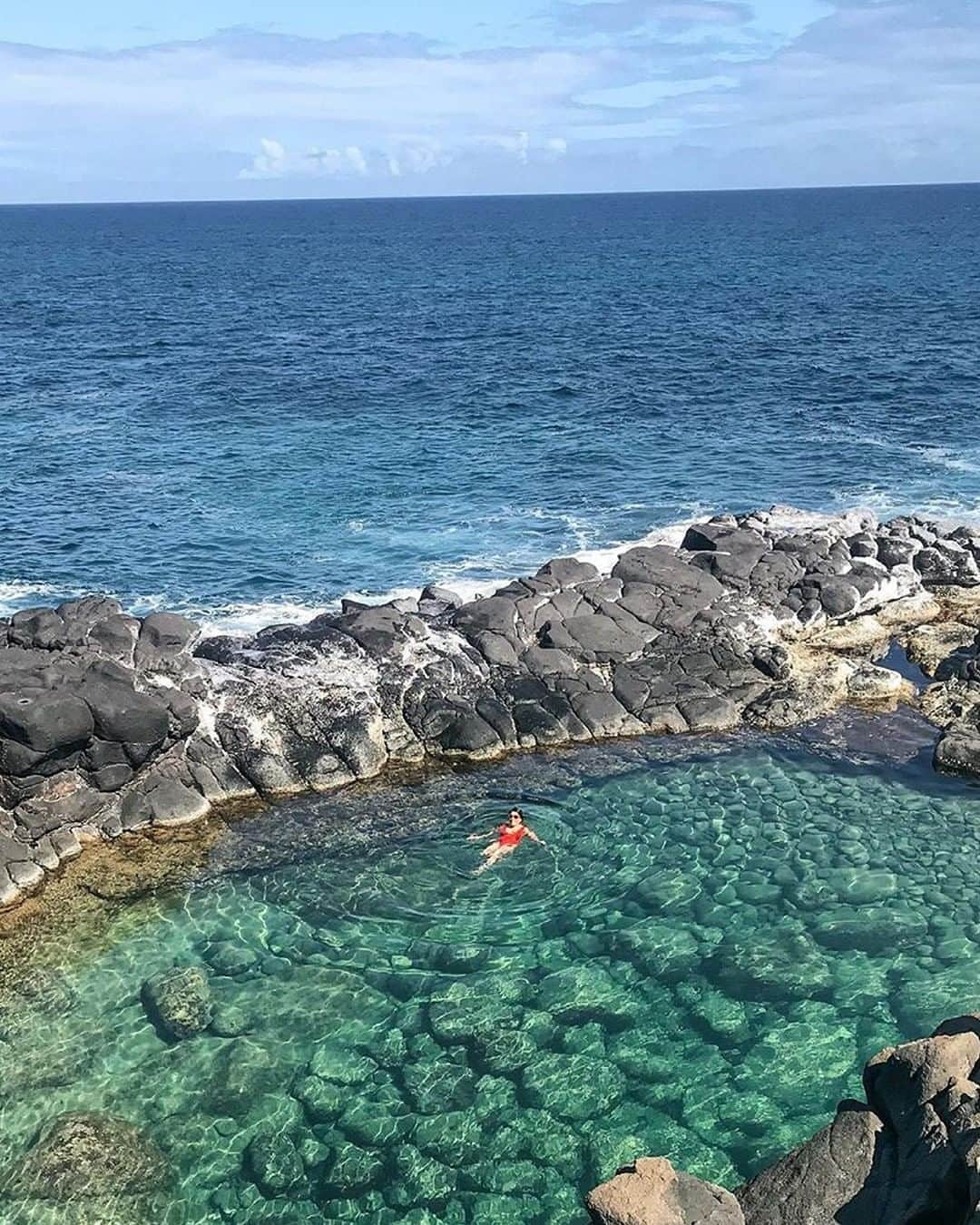 ジェイクルーさんのインスタグラム写真 - (ジェイクルーInstagram)「Whether you’re floating in a tide pool... or just drifting off at your desk, it’s summer wherever you are in J.Crew. Find more inspo (from all over the world!) in our story. #jcrewalways (👋, @themariamethod)」6月11日 7時00分 - jcrew