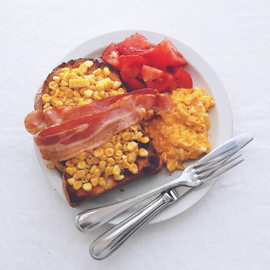 樋口正樹さんのインスタグラム写真 - (樋口正樹Instagram)「Today's breakfast . 今朝はワンプレートに バターコーントースト、 ベーコン、卵、トマト。 . どう丁寧に食べたって コーンはポロポロするけど、 盛りが良い方がおいしい。 . . . #バターコーントースト #バターコーン #ベーコン #ワンプレートごはん #スクランブルエッグ #トマトサラダ #タカキベーカリー #石窯パン #山型トースト #山食 #buttercorn #toastsforall」6月11日 7時08分 - higuccini
